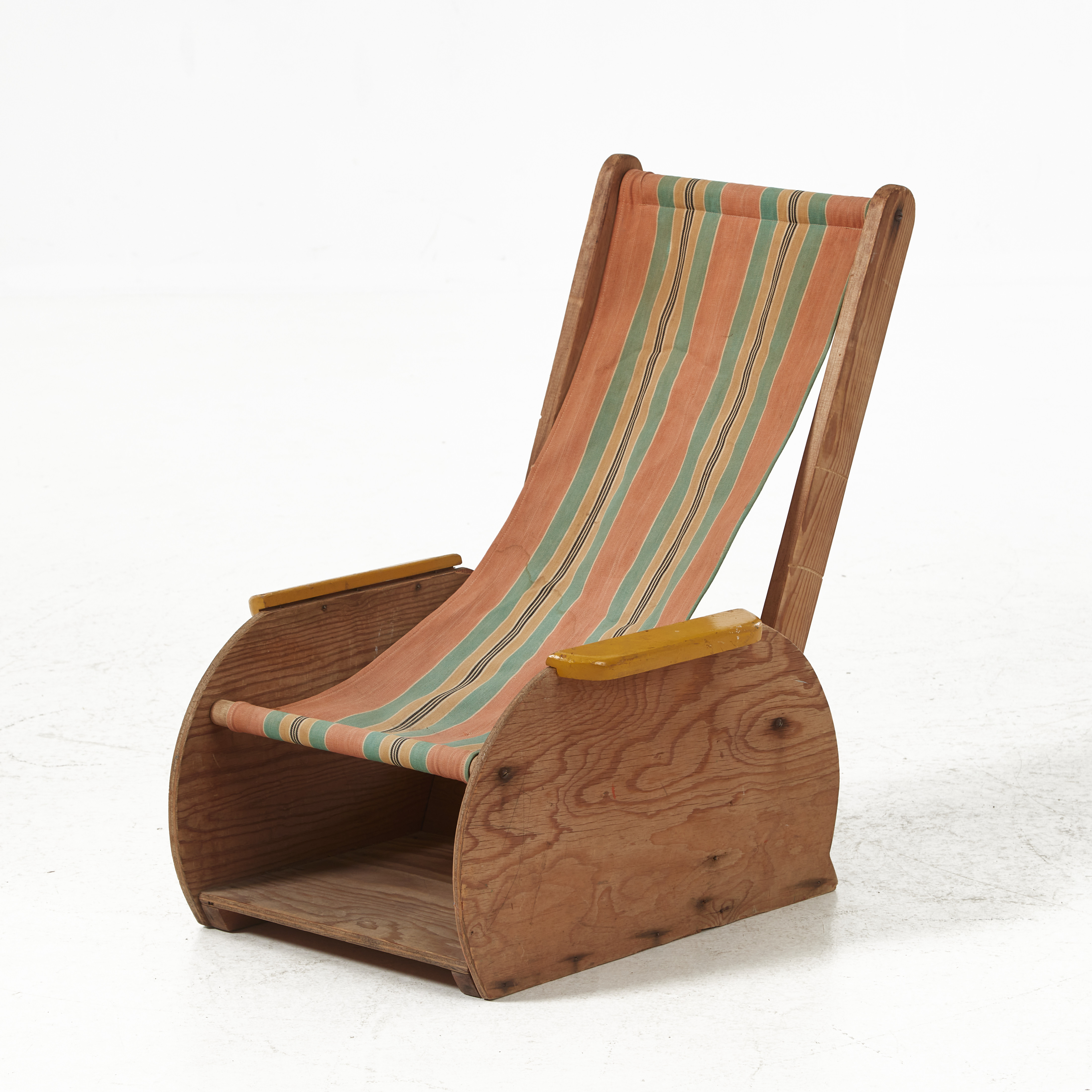 BARNSTOL, solstol, tillverkad 1951, hopfällbar, furu, sits i randig markisväv, gulmålade armlän.