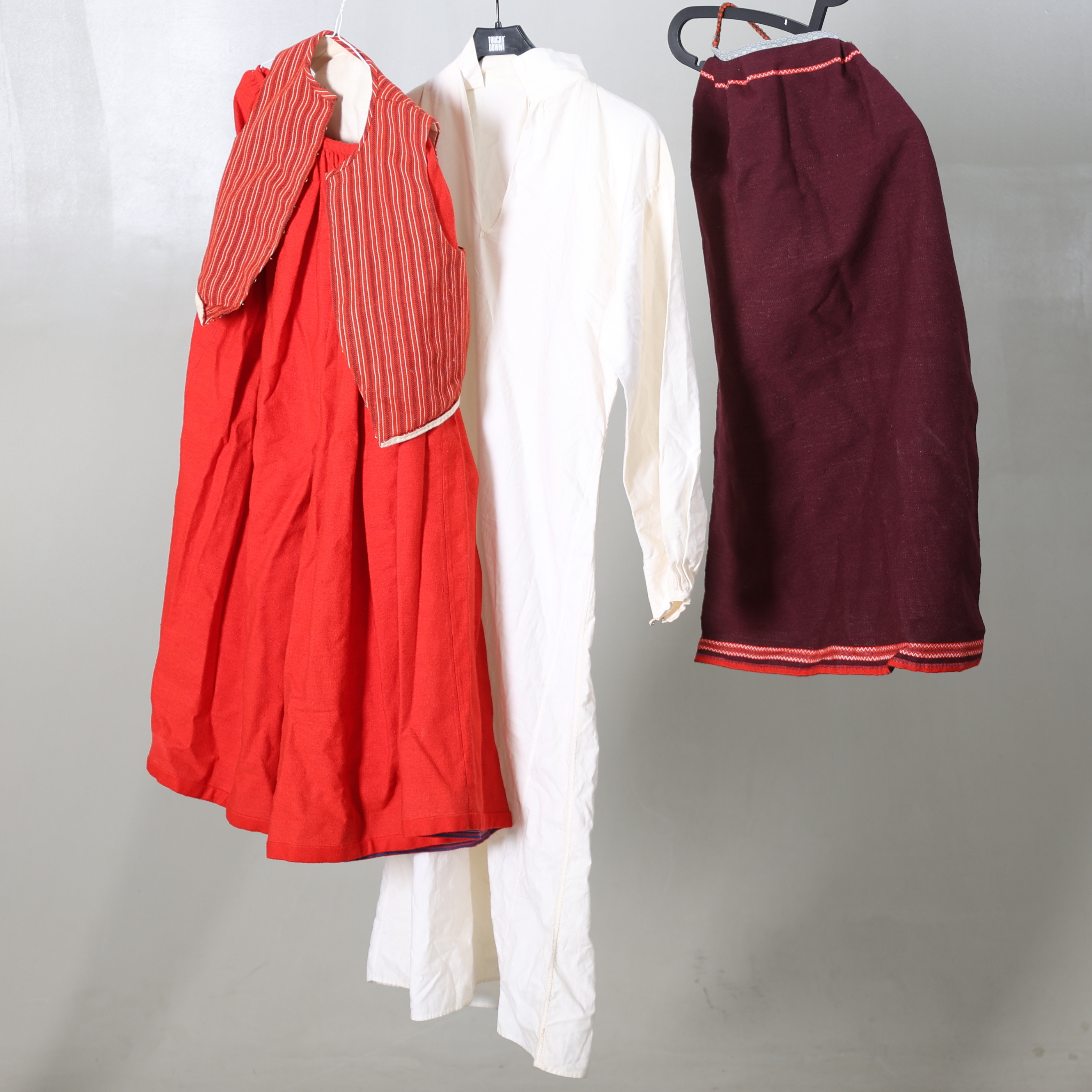 FOLKDRÄKTSDELAR, 4 st, Vingåker, 1900-/2000-tal.