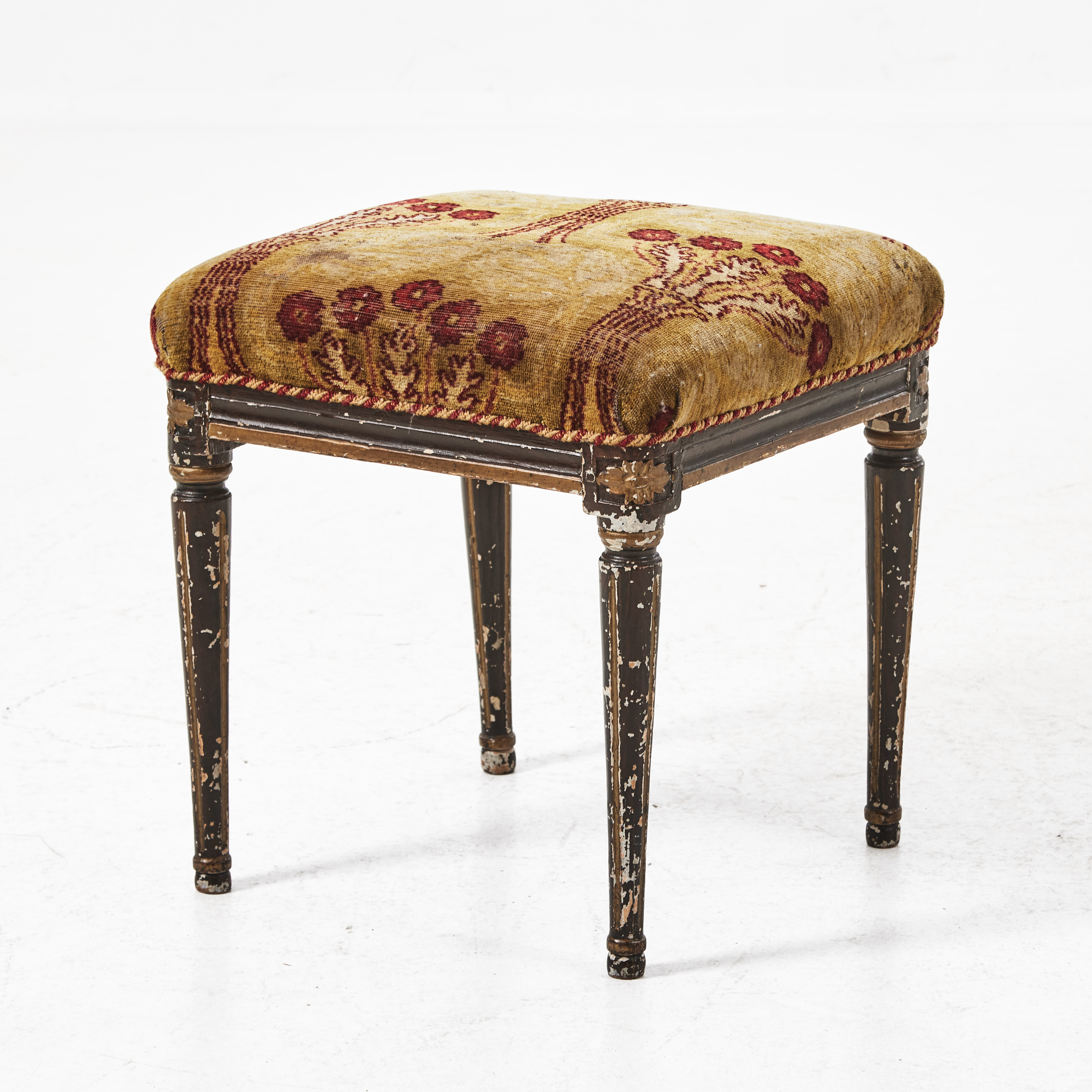 TABURETT, gustaviansk, omkring år 1800, kannelerade ben med fleuroner, ådringsmålad dekor, sits klädd i shagg.