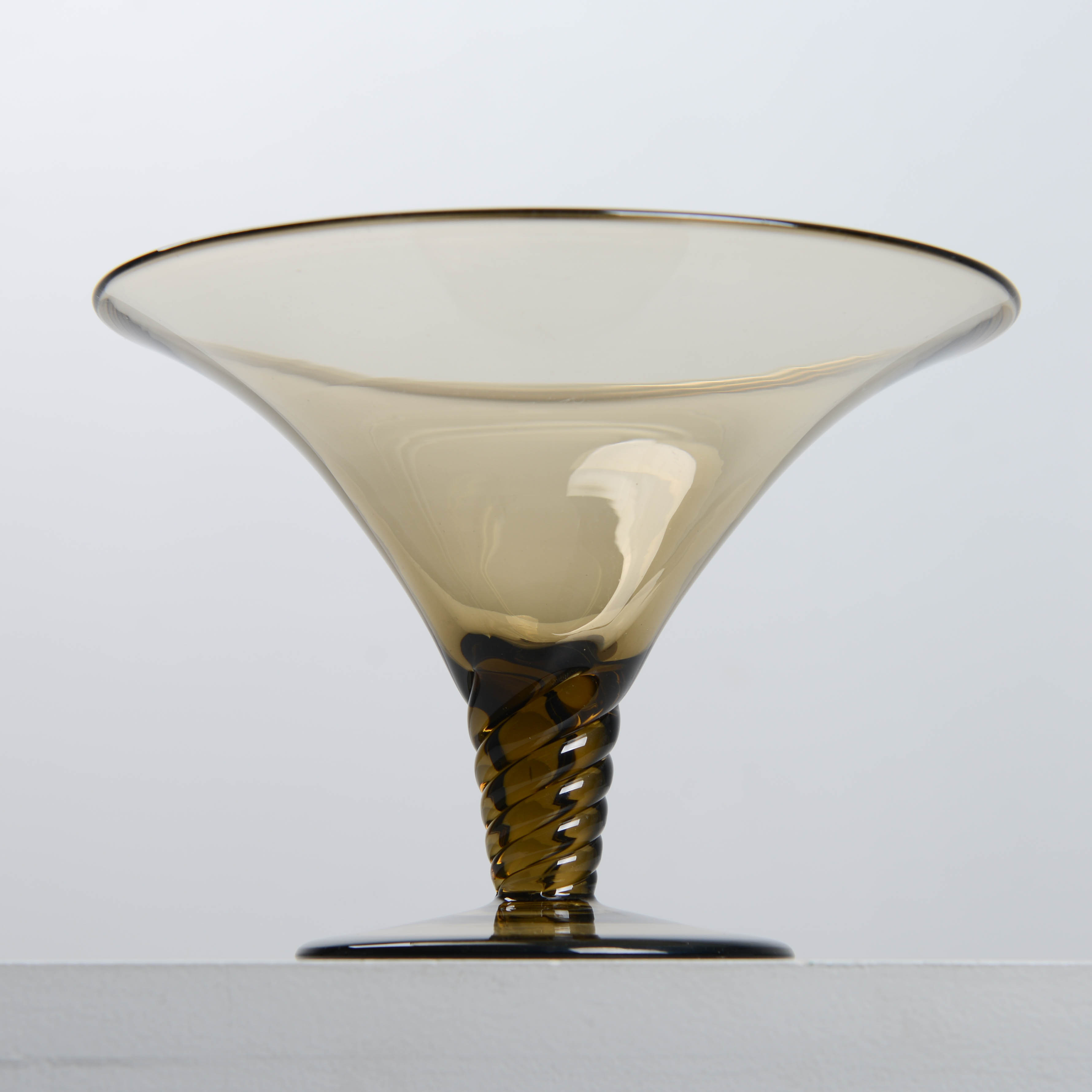 SIMON GATE. Skål på fot, modell G55O, Sandvik.