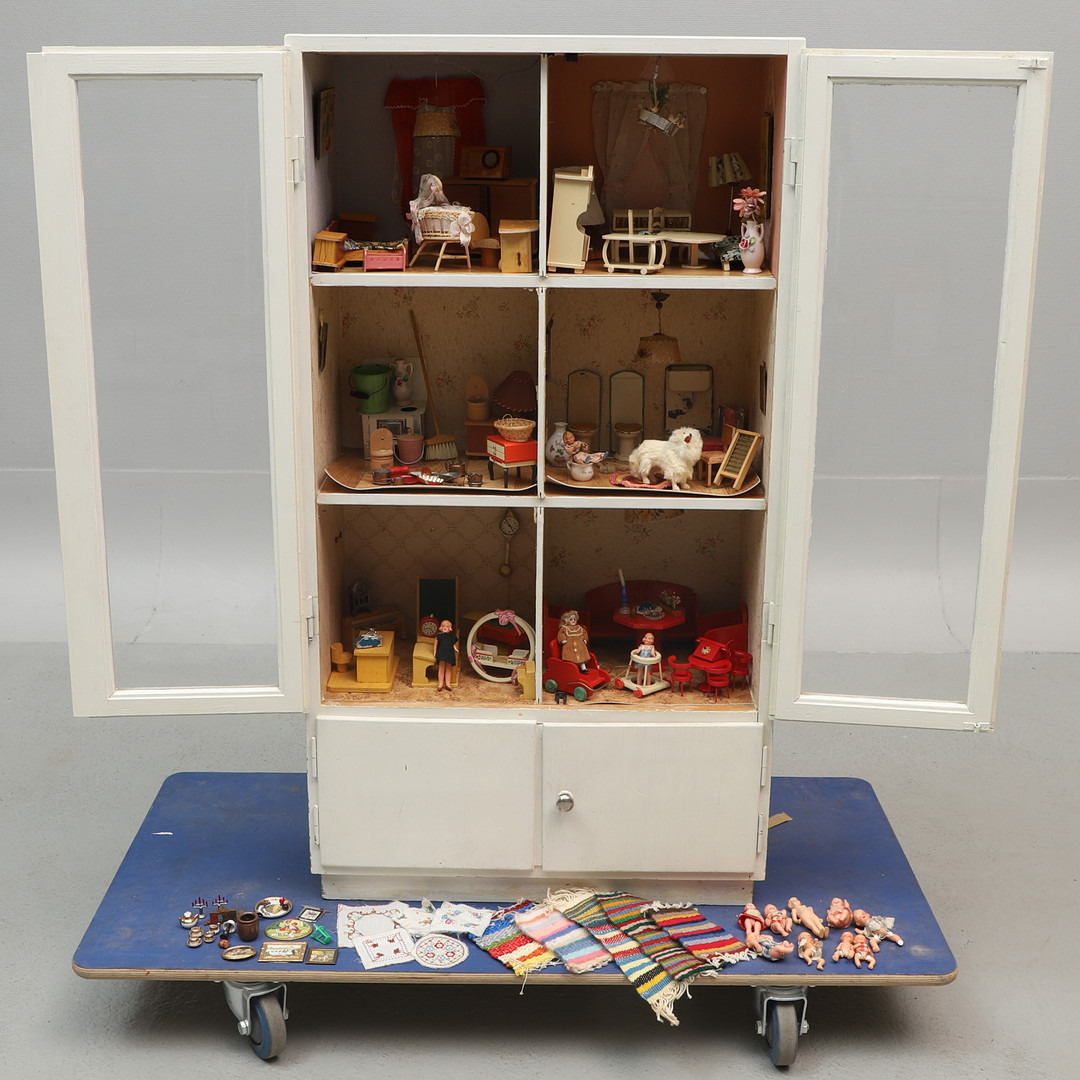 DOCKSKÅP/VITRINSKÅP med inredning & tillbehör, 1900-tal.