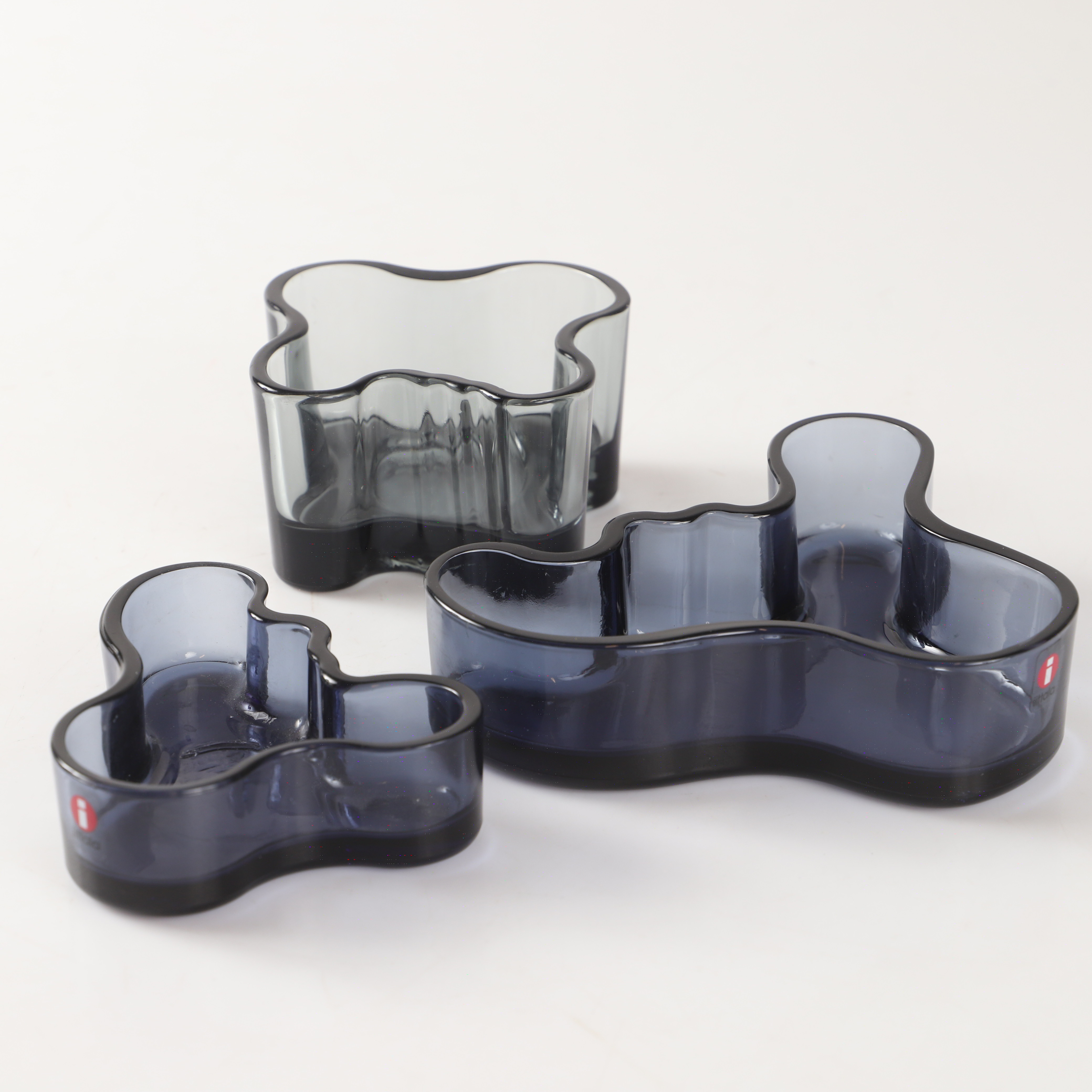 ALVAR AALTO. Skålar samt ljuslykta, 3 delar, färgat glas.