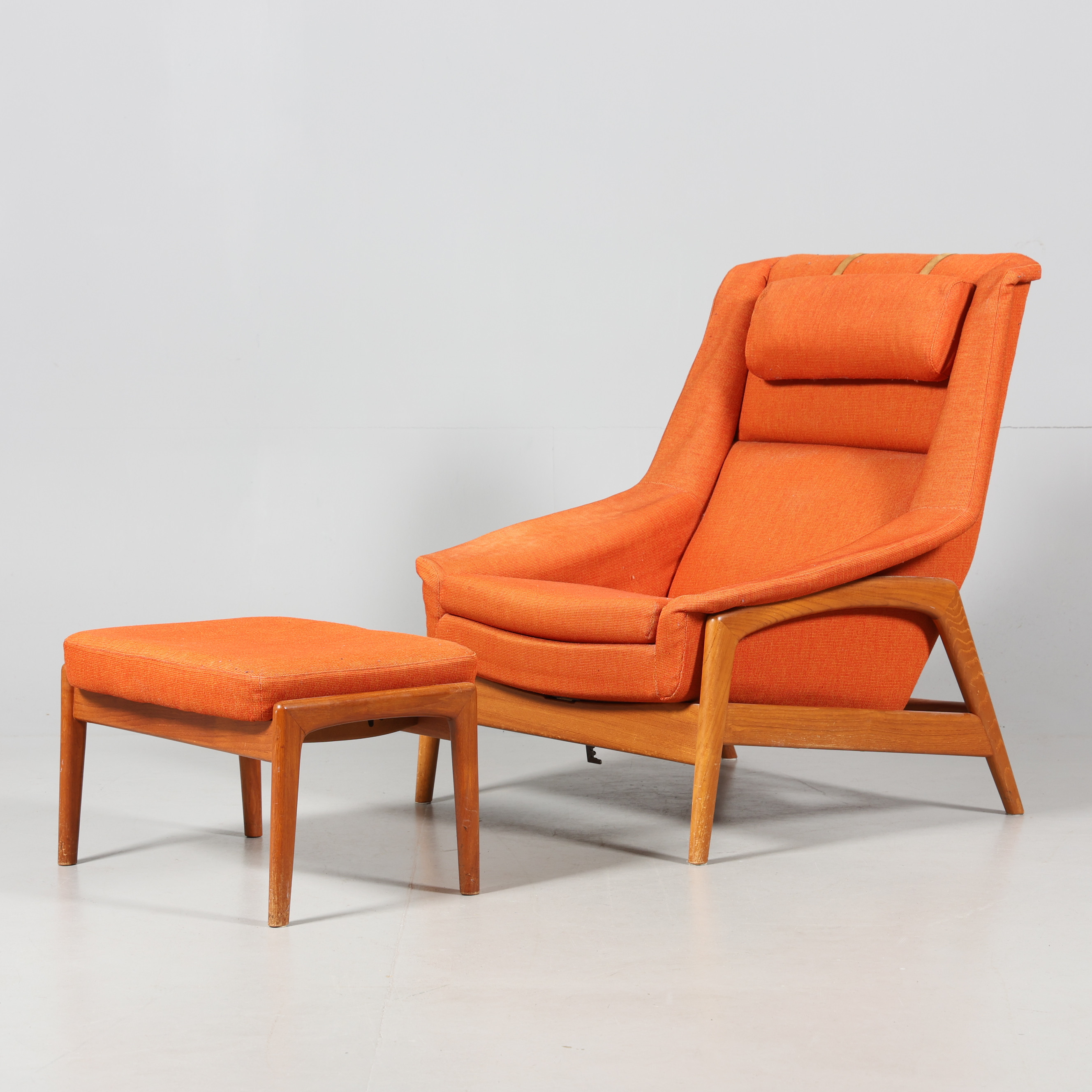 FOLKE OHLSSON. FÅTÖLJ SAMT FOTPALL, "Profil", Dux, 1900-talets andra hälft.