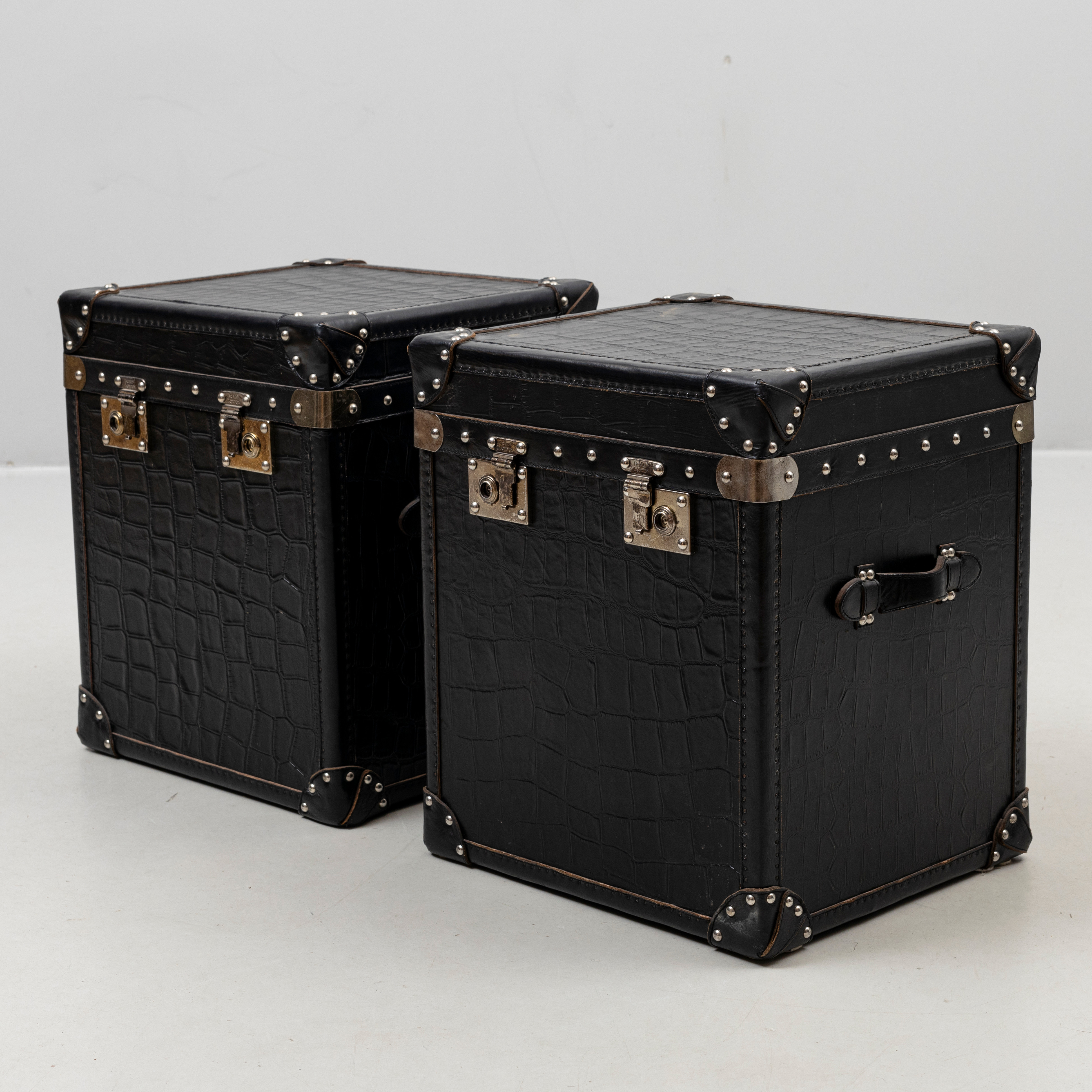 KOFFERTAR, ett par, samtida, märkt Bond St. London, delvist präglat läder.