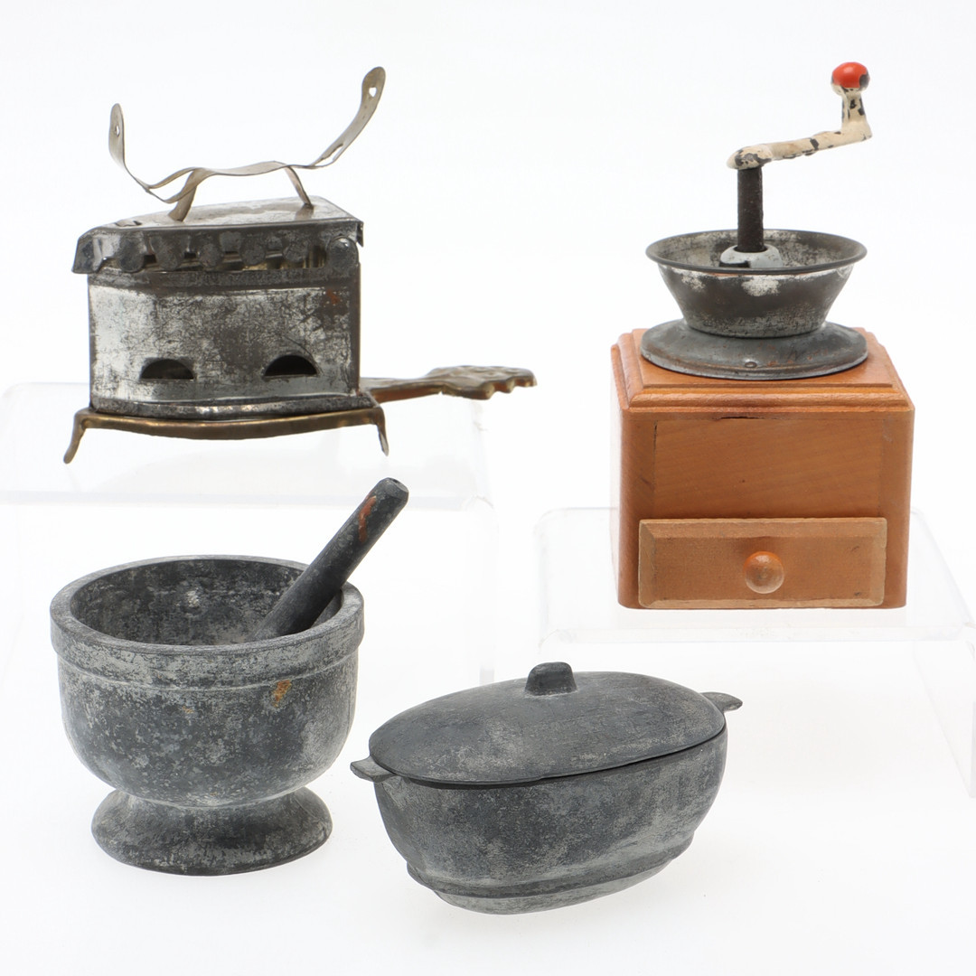 MINIATYRER, köksgeråd, 4 st, metall & trä, 1900-tal.