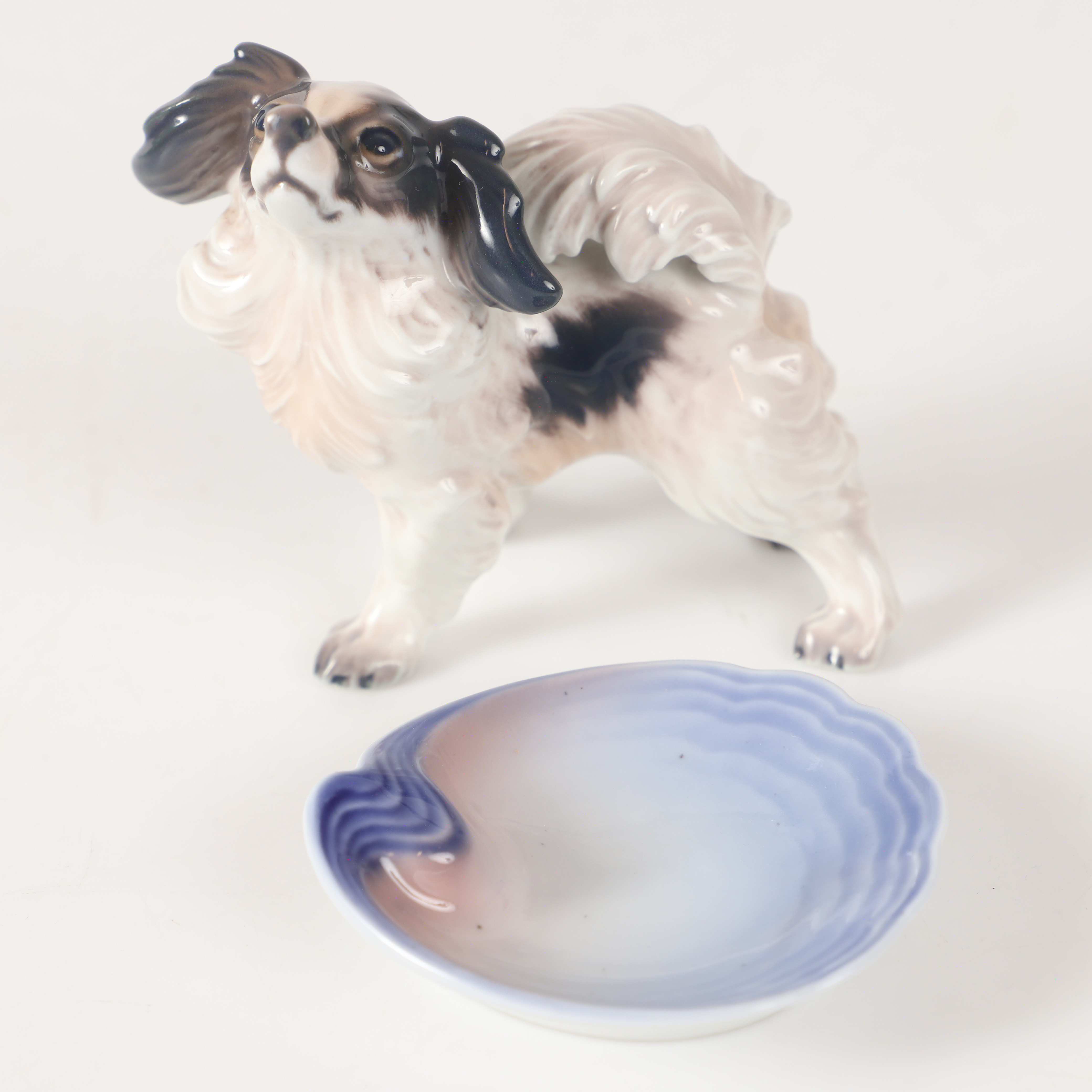 FIGURIN SAMT MINIATYRFAT, porslin, Dahl Jensen, Danmark.