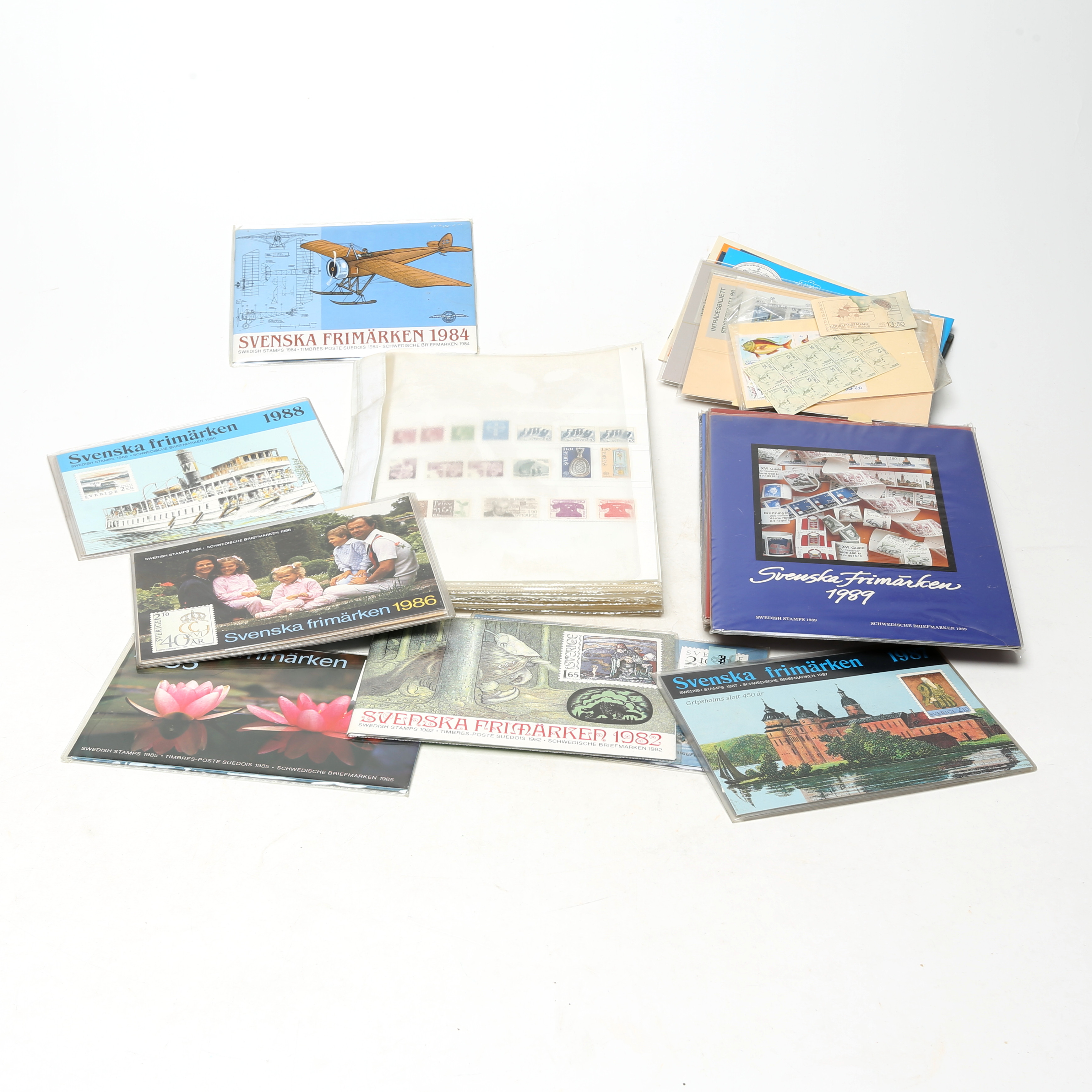 FRIMÄRKEN, i låda, postfriska Sverige, ursprungligen årssatser.