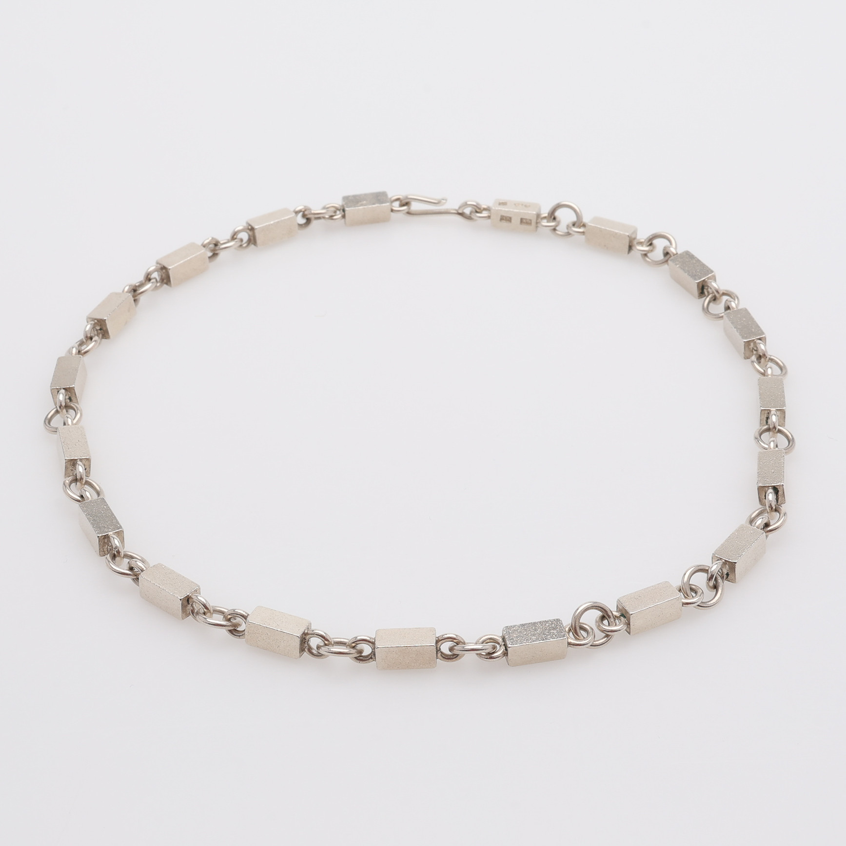 WIWEN NILSSON. COLLIER, STERLINGSILVER, RING- & STAVLÄNK, STÄMPELSIGNERAD, LUND, 1972.