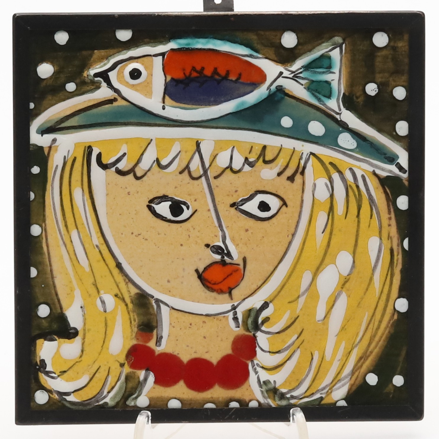 OKÄND KONSTNÄR. VÄGGRELIEF. Glaserad kakelplatta. "Flicka med fiskhatt".