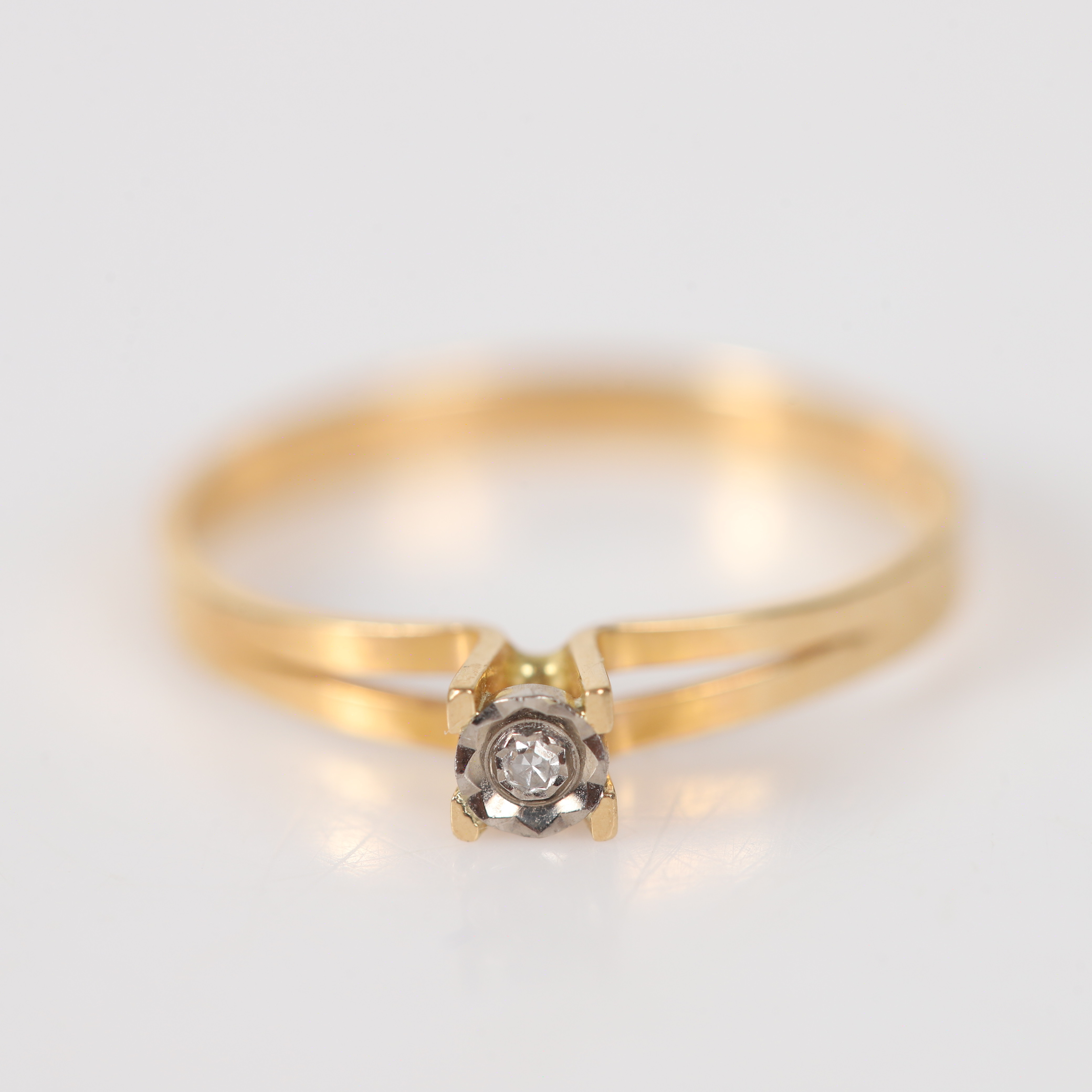 ENSTENSRING, 18 K guld/vitguld med briljantslipad diamant.