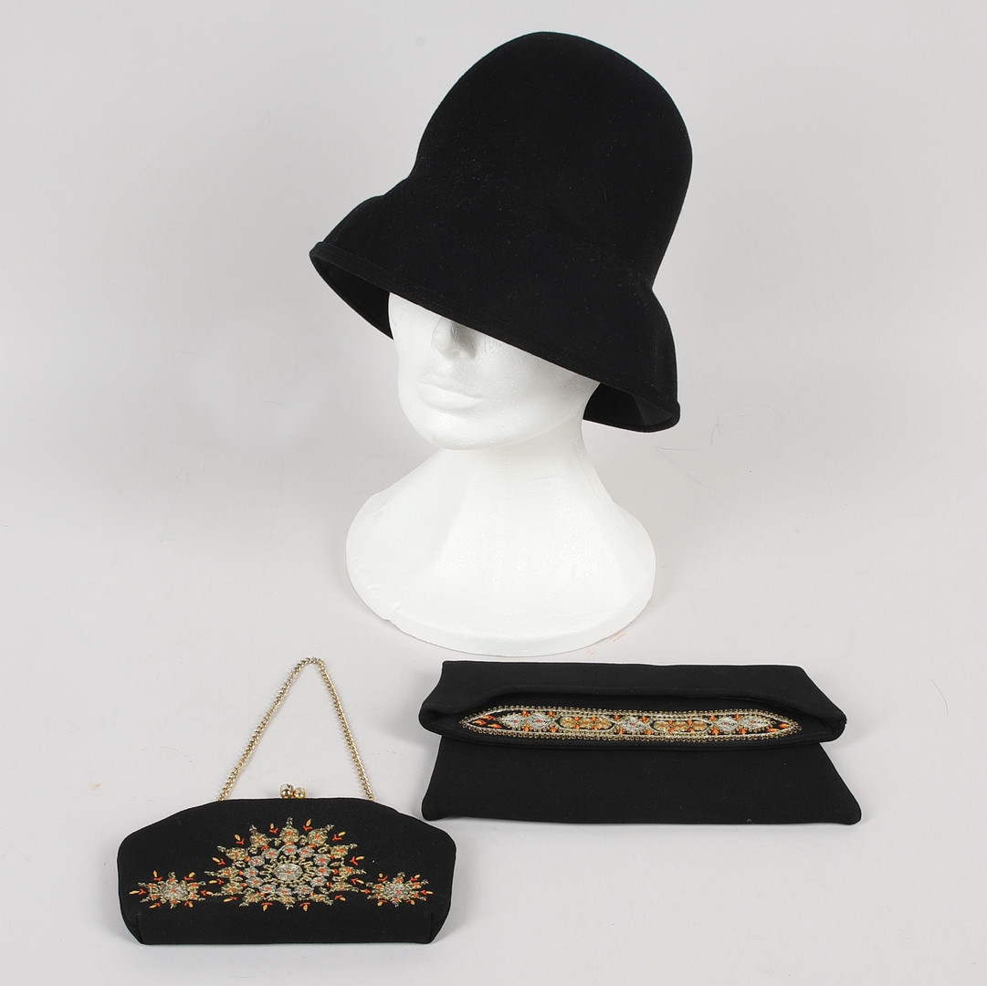 HATT & BRODERADE AFTONVÄSKOR, 3 st, textil, 1900-tal.
