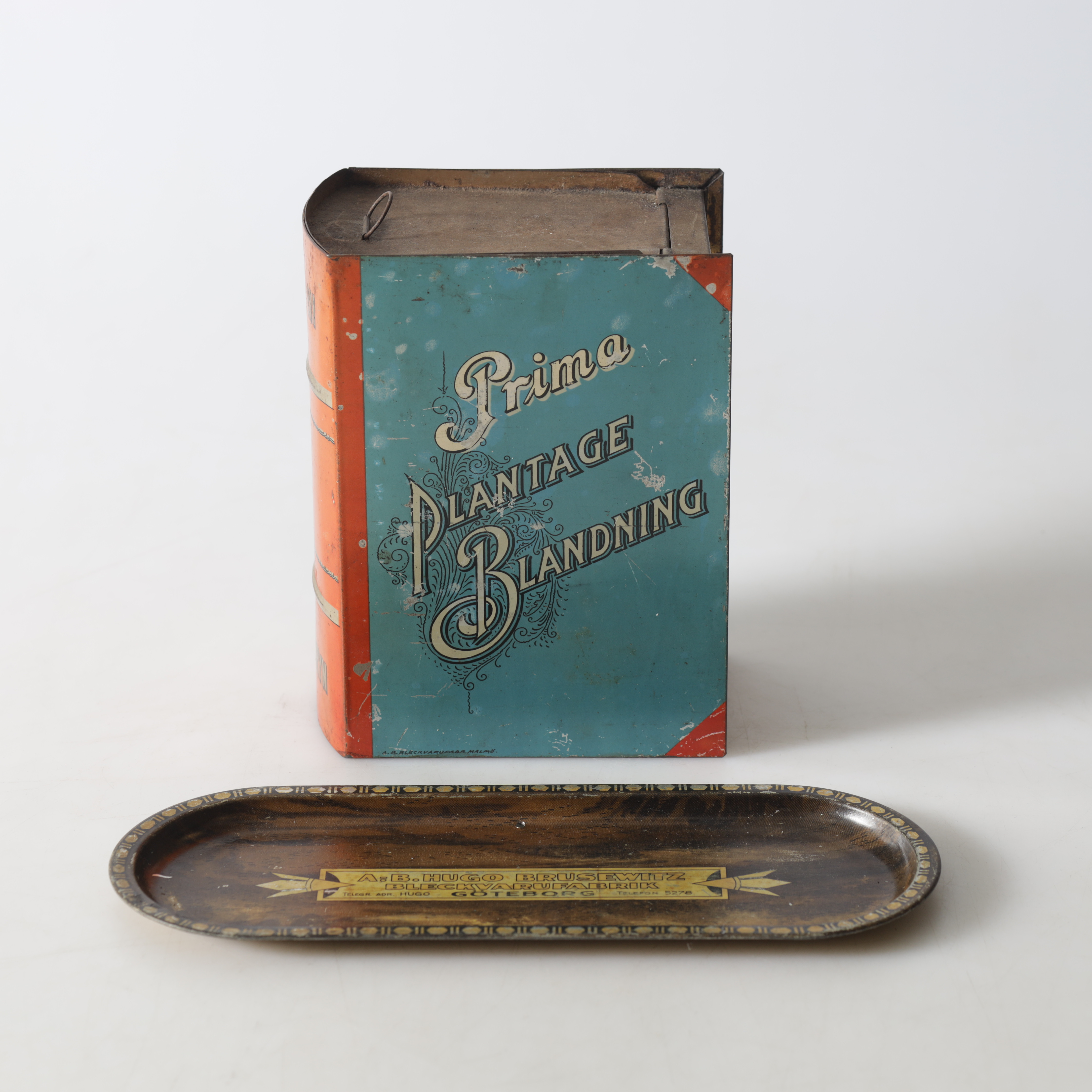 REKLAMFÖREMÅL. Plåtburk och plåtbricka, AB Bleckvarufabrik, 1900-tal.