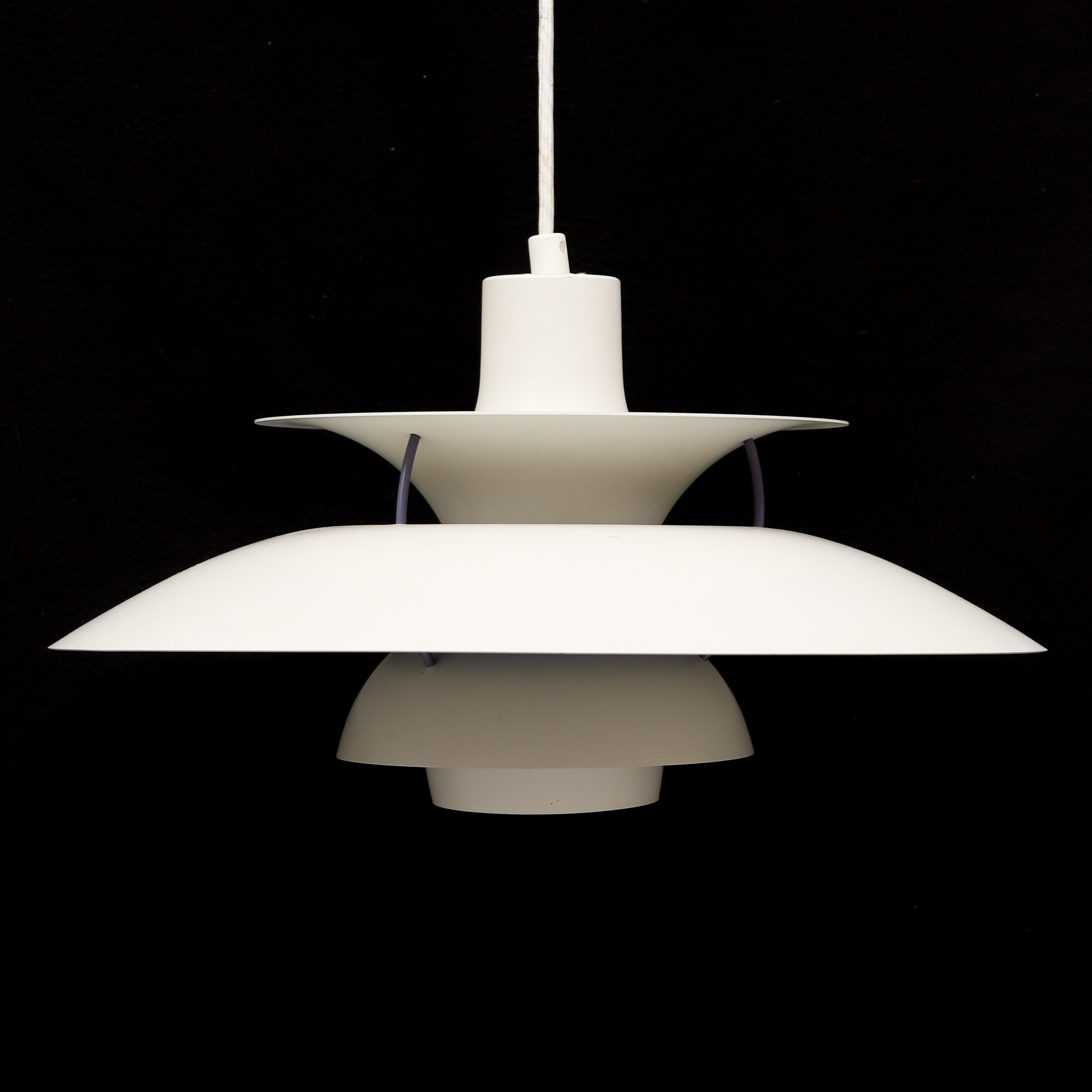 POUL HENNINGSEN. Taklampa, "PH5", Louis Poulsen, Danmark. 1900-tal.