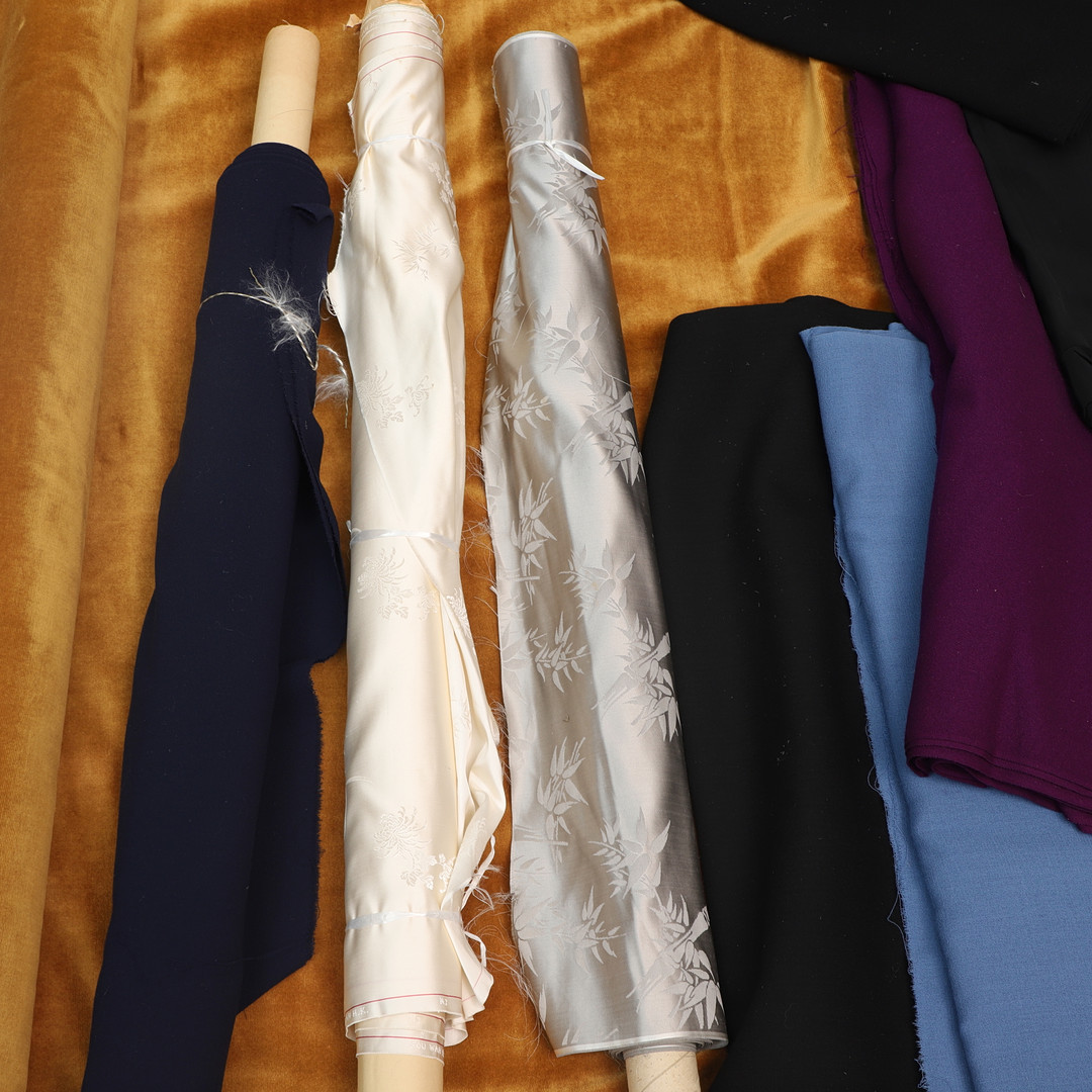 TEXTIL, parti, bl.a. siden, bomull & plysch, 1900-tal.