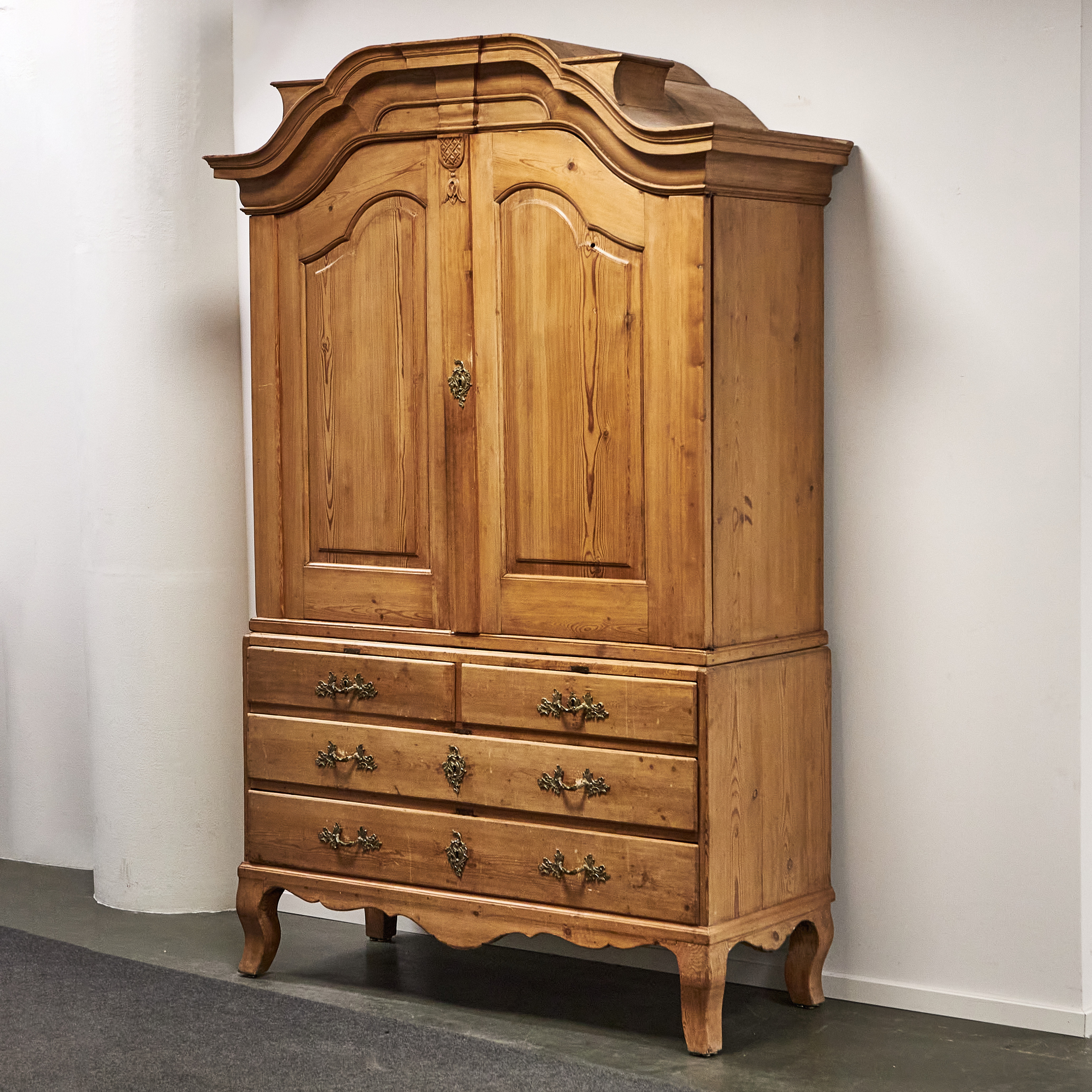 SKÅP, 1700-tal, rokoko, furu, brutet krön, invändigt med hyllor och lådor, beslag i brons.