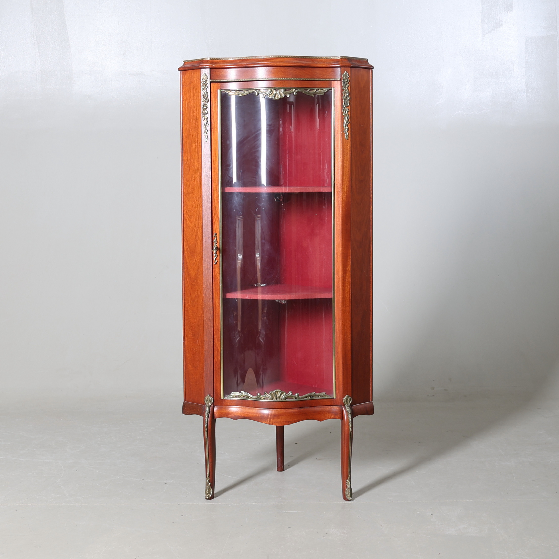 HÖRNVITRINSKÅP, Louis XVI-stil, 1900-tal.