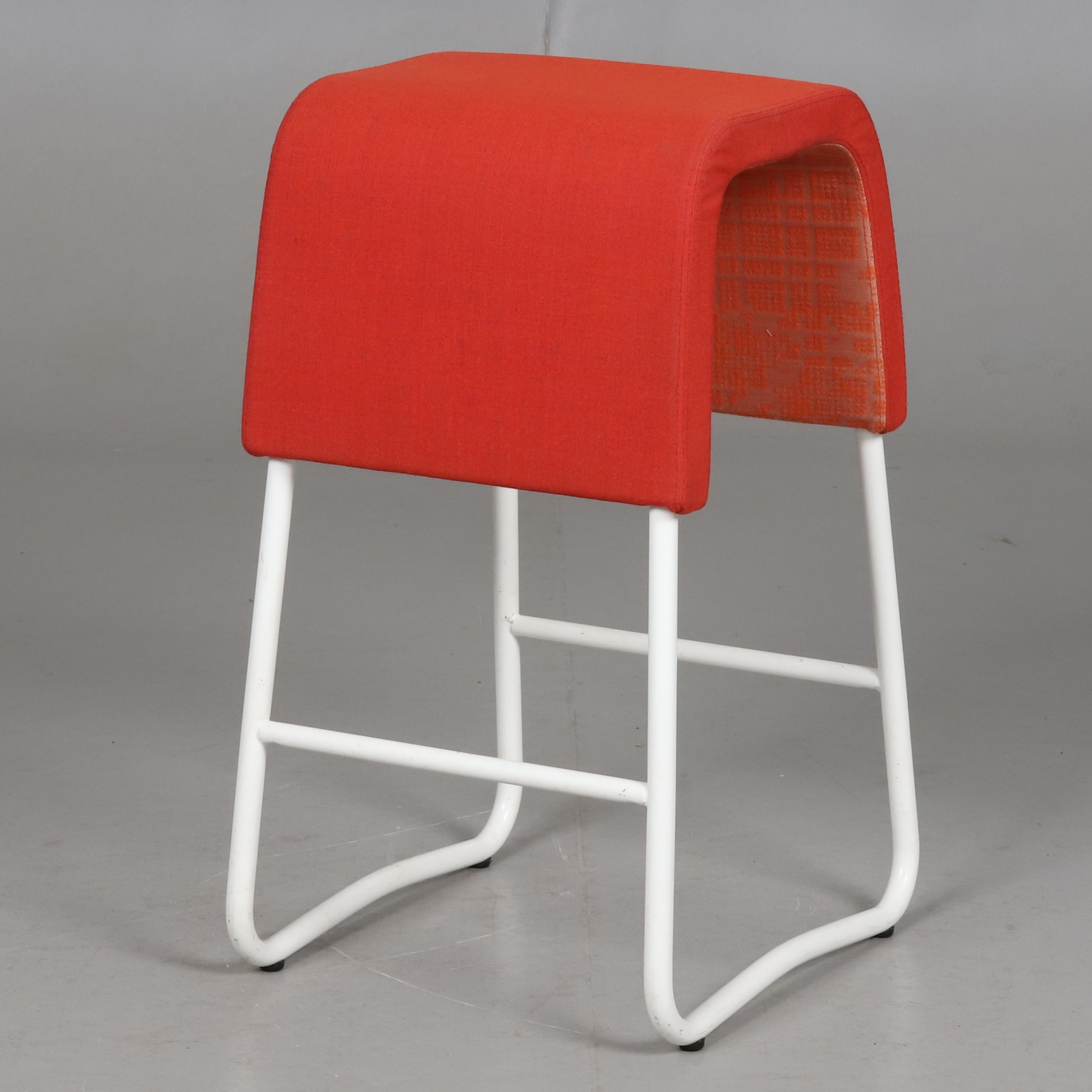 PALL. Vitlackad metallstomme med röd tygsits, "Plint" Materia, samtida.