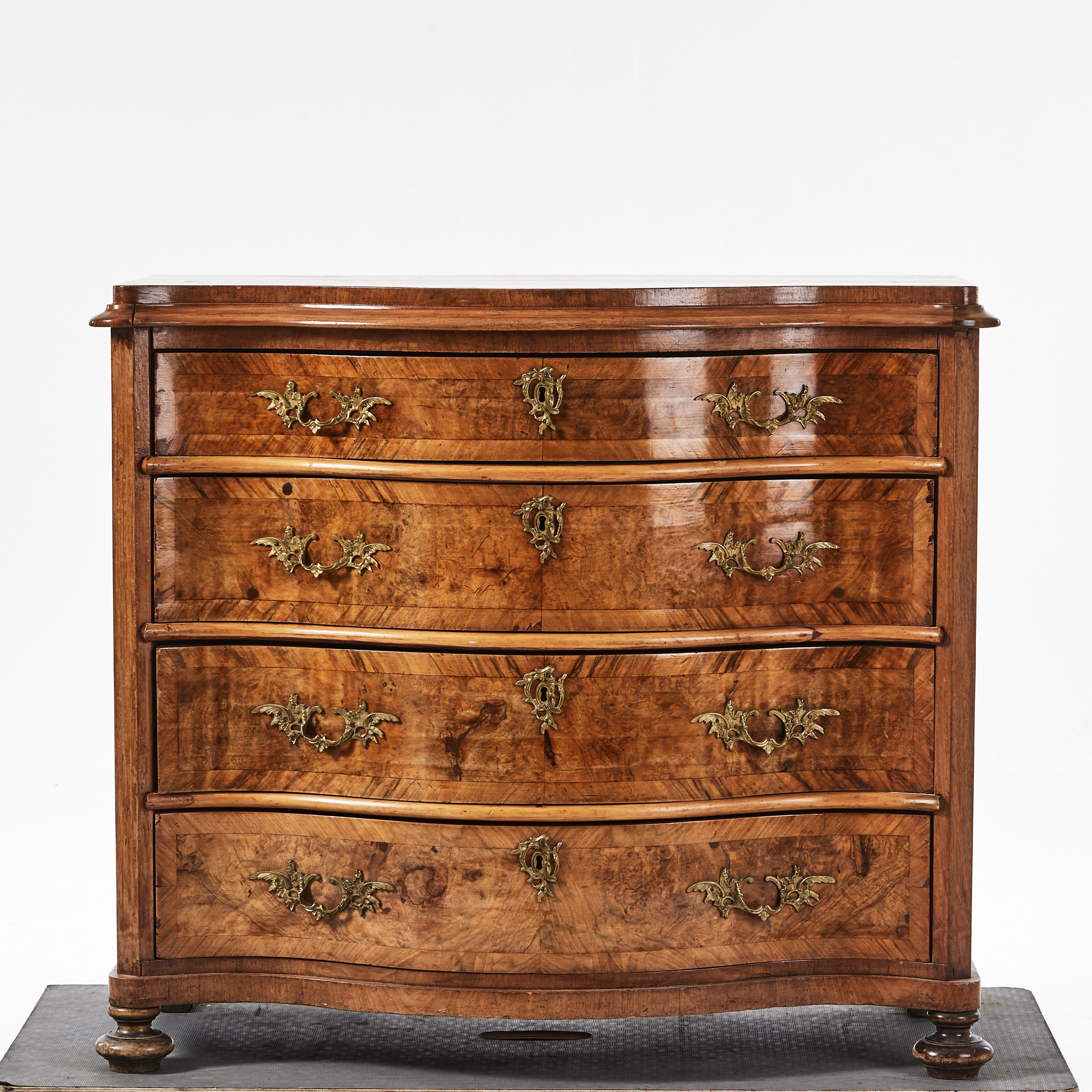 BYRÅ, 1800-talets andra hälft, nyrokoko, fanerad i valnöt och rot, 4 lådor, beslag i mässing.