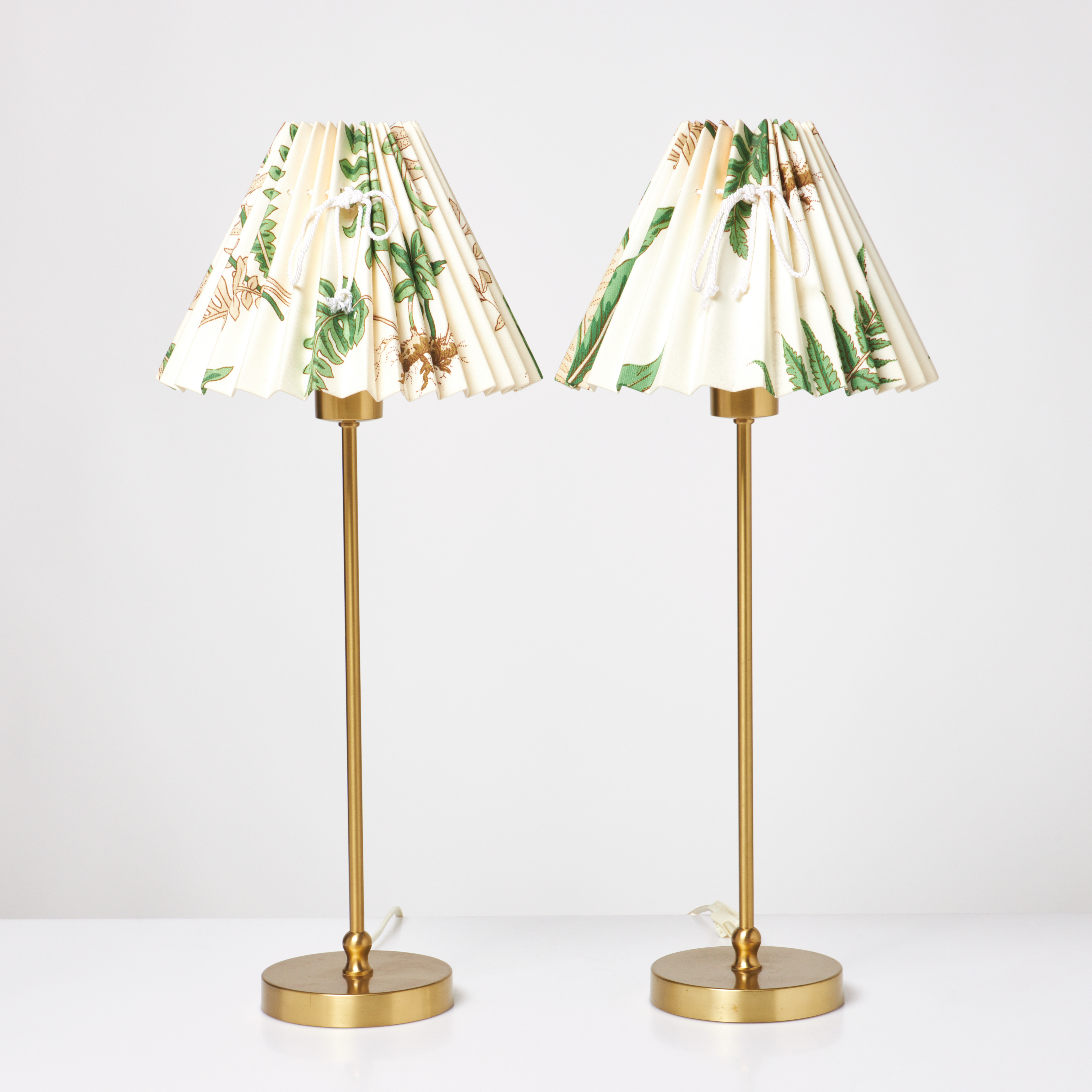 JOSEF FRANK. Bordslampor, ett par, modell 2332, Firma Svenskt Tenn, mässing, skärmar "Stensöta", GP & J Baker.