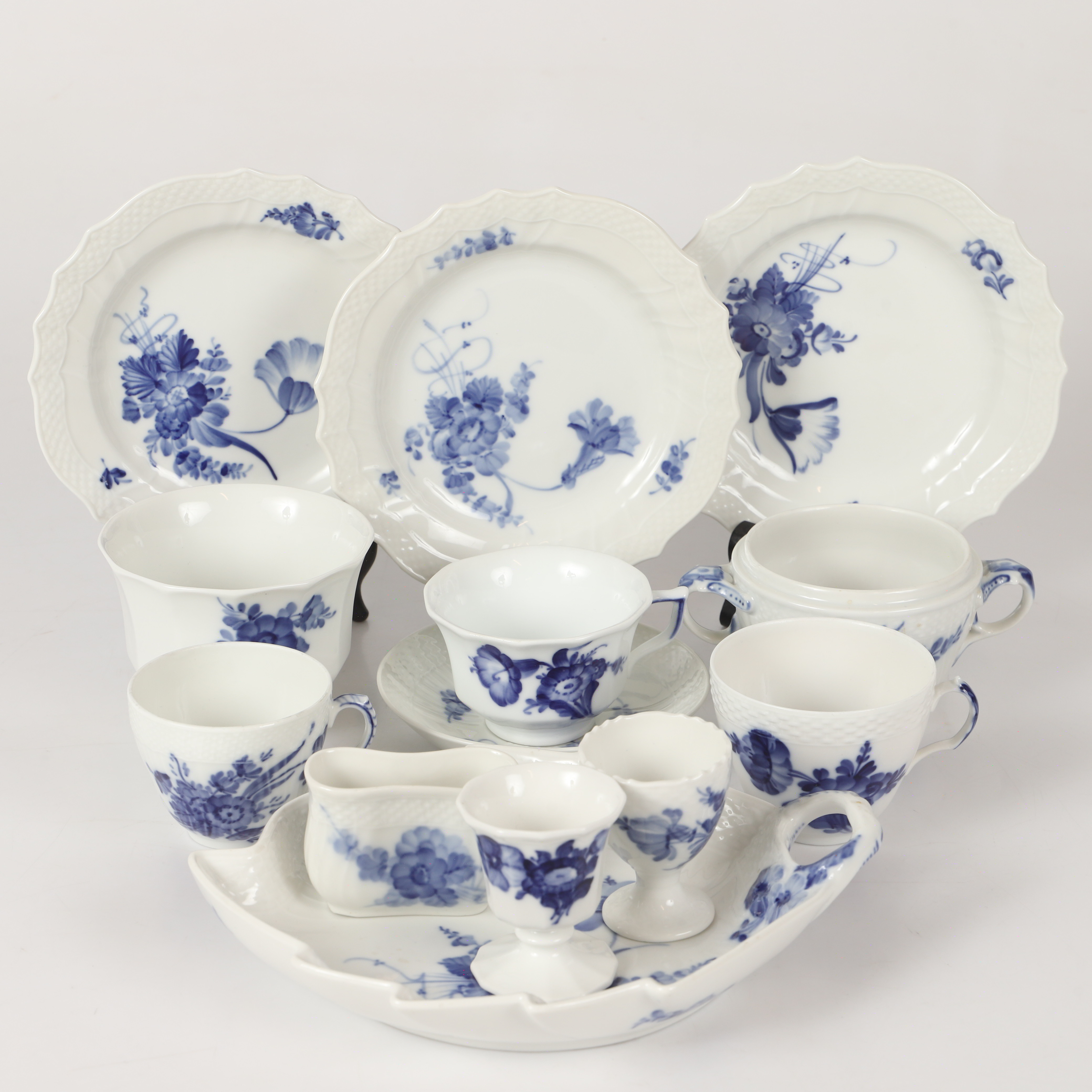 SERVISDELAR, 37 stycken, "Blå Blomst", porslin, Royal Copenhagen, Danmark.