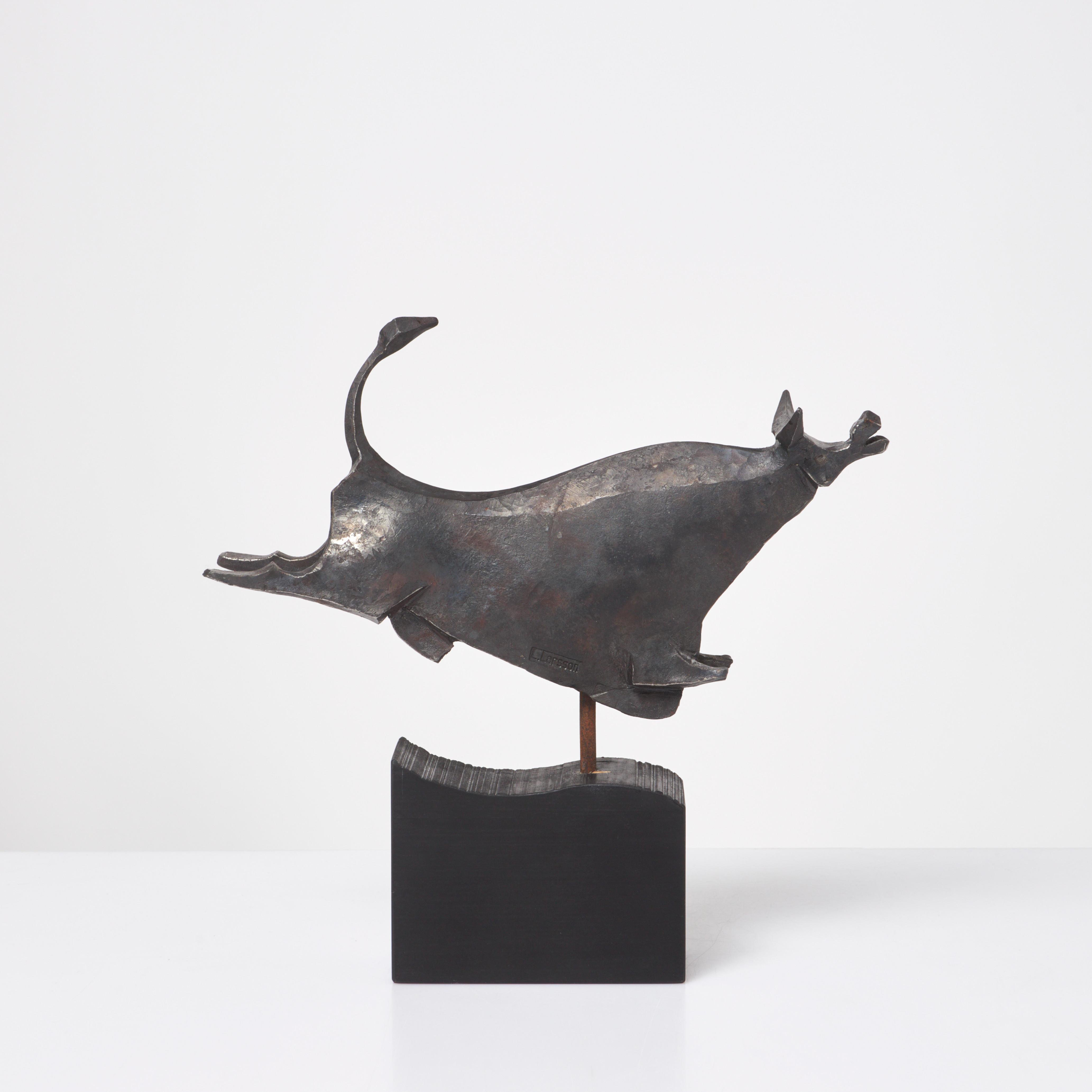 LARS LARSSON. Skulptur, Tjur, patinerat järn, på träsockel, stämpelsignerad L. Larsson.