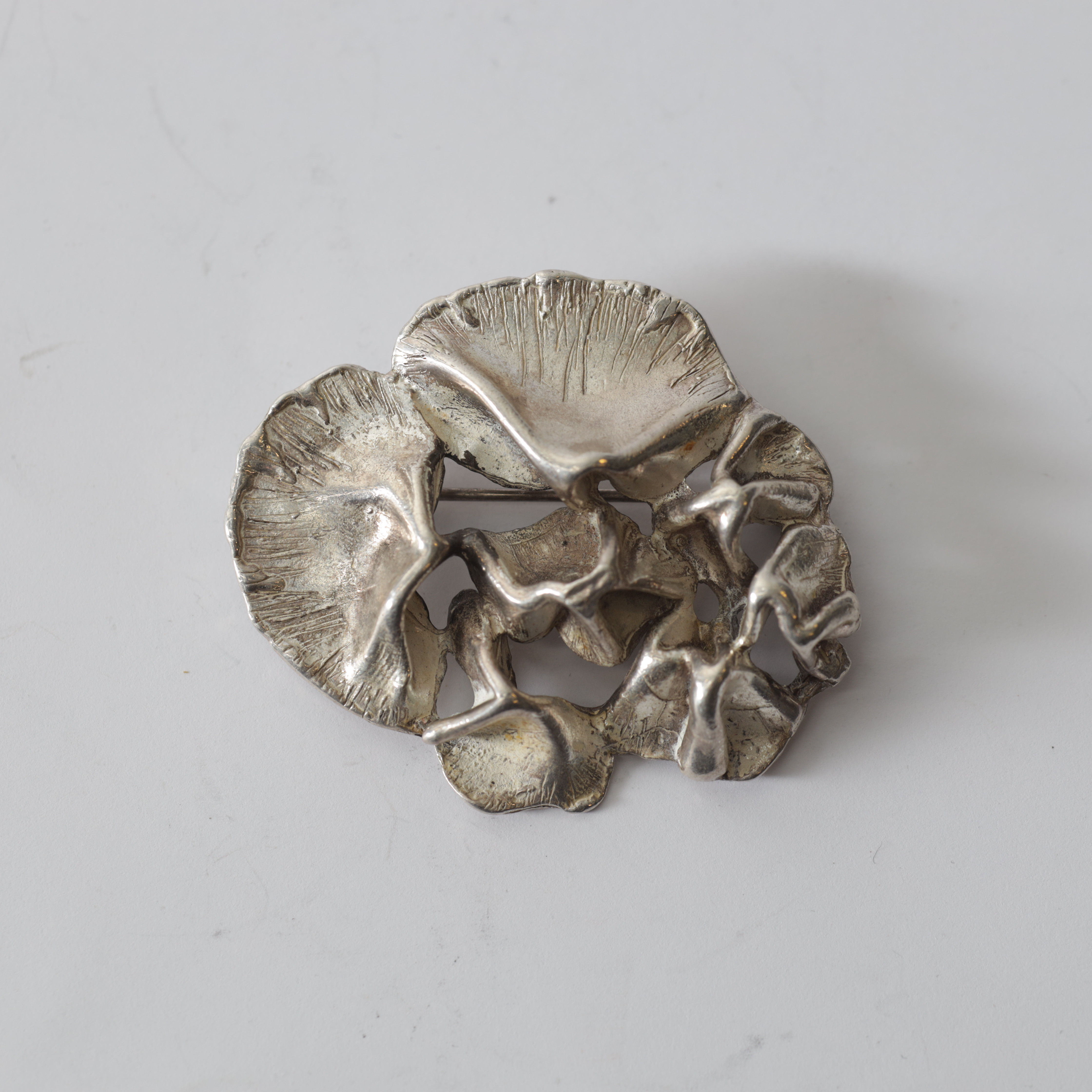 BROSCH, silver, Andreas Daub, Pforzheim, Tyskland, 1900-tal. Totalvikt 16 gram.