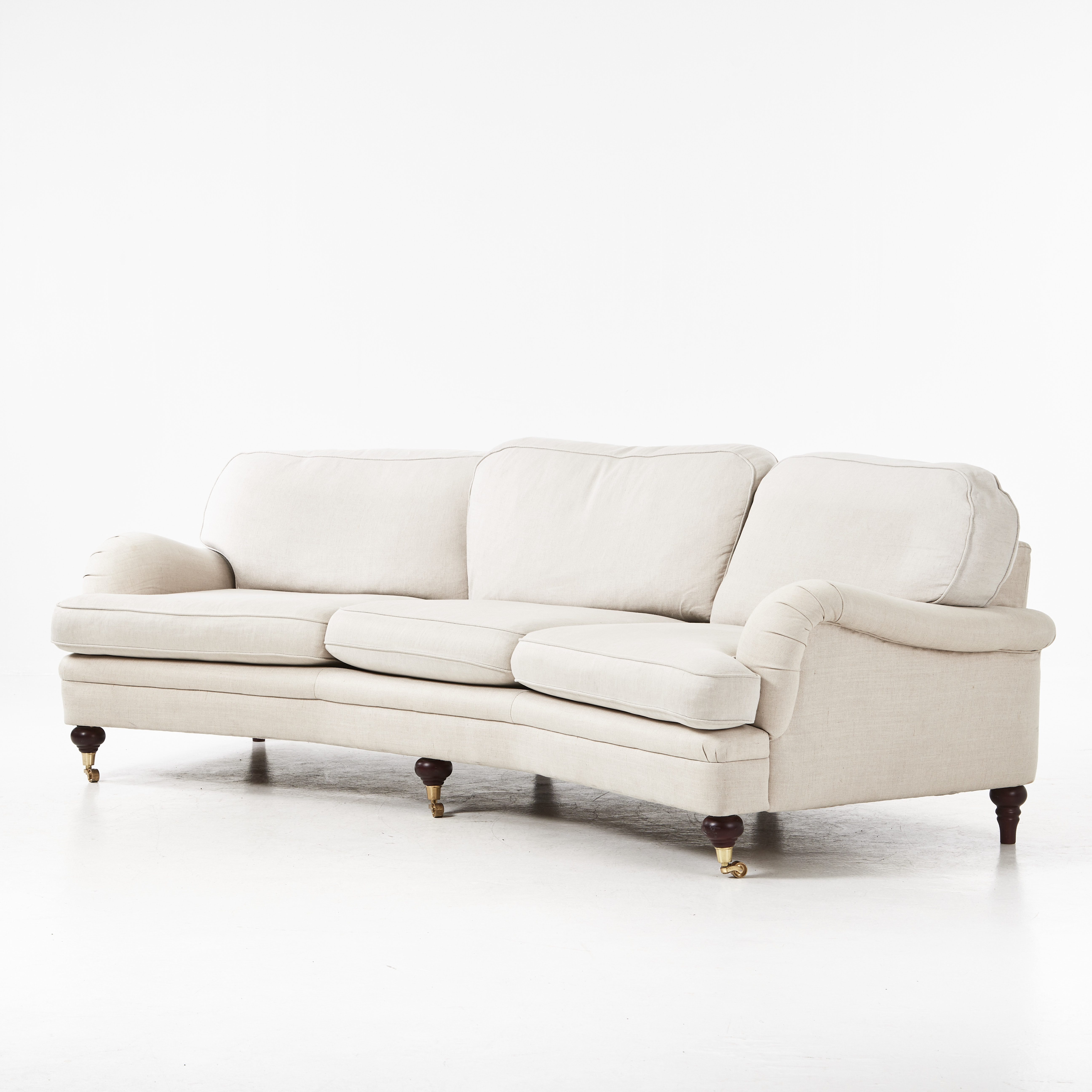 SOFFA, Howardmodell, välvd, ljus textilklädsel, främre benen på hjultrissor, Furninova, 2000-tal.