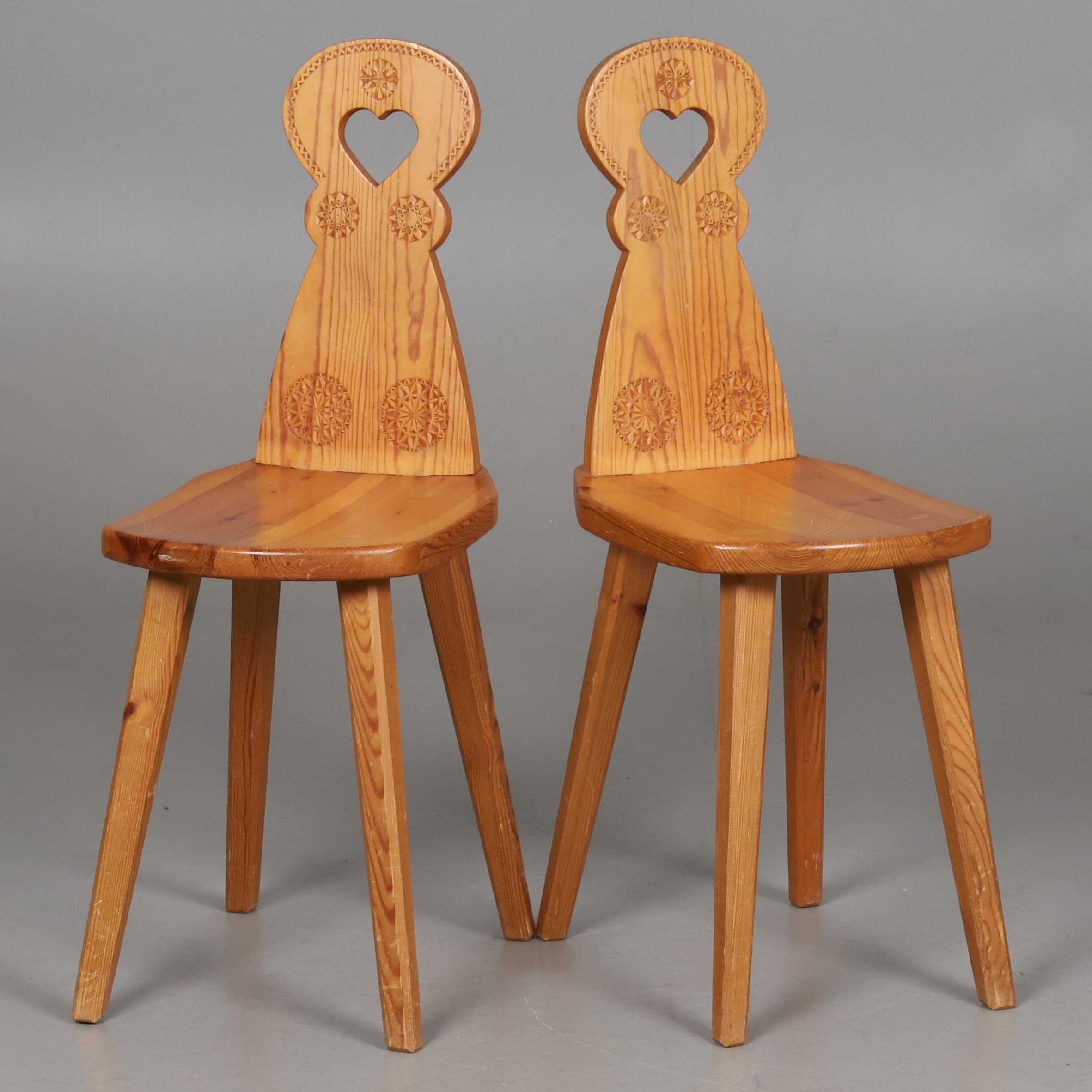 HJÄRTSTOLAR. Ett par. Furu med skuren dekor, Kustavi, Finland. 1970-tal.