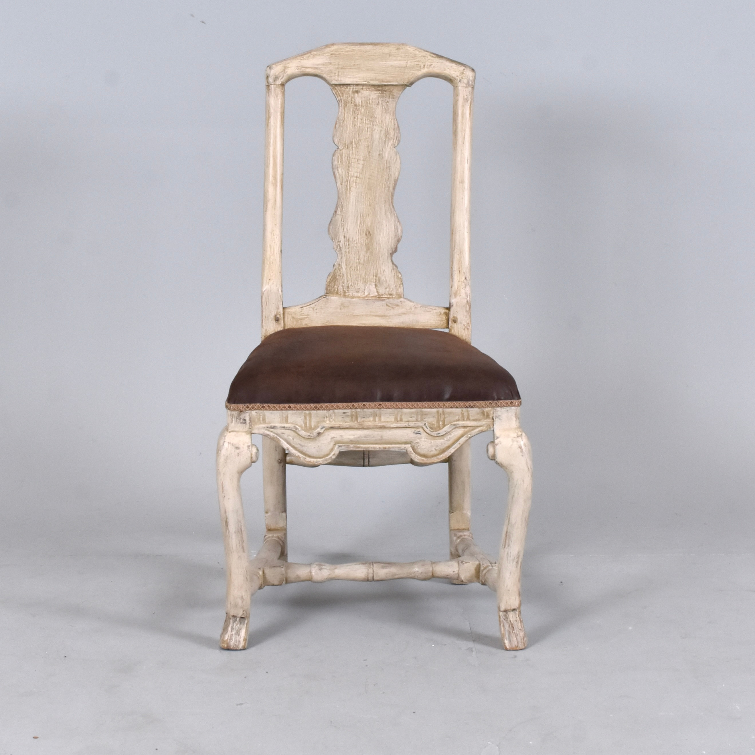 STOL, skuret och bemålat trä med lädersits, senbarock, 1700-talets 1 hälft.