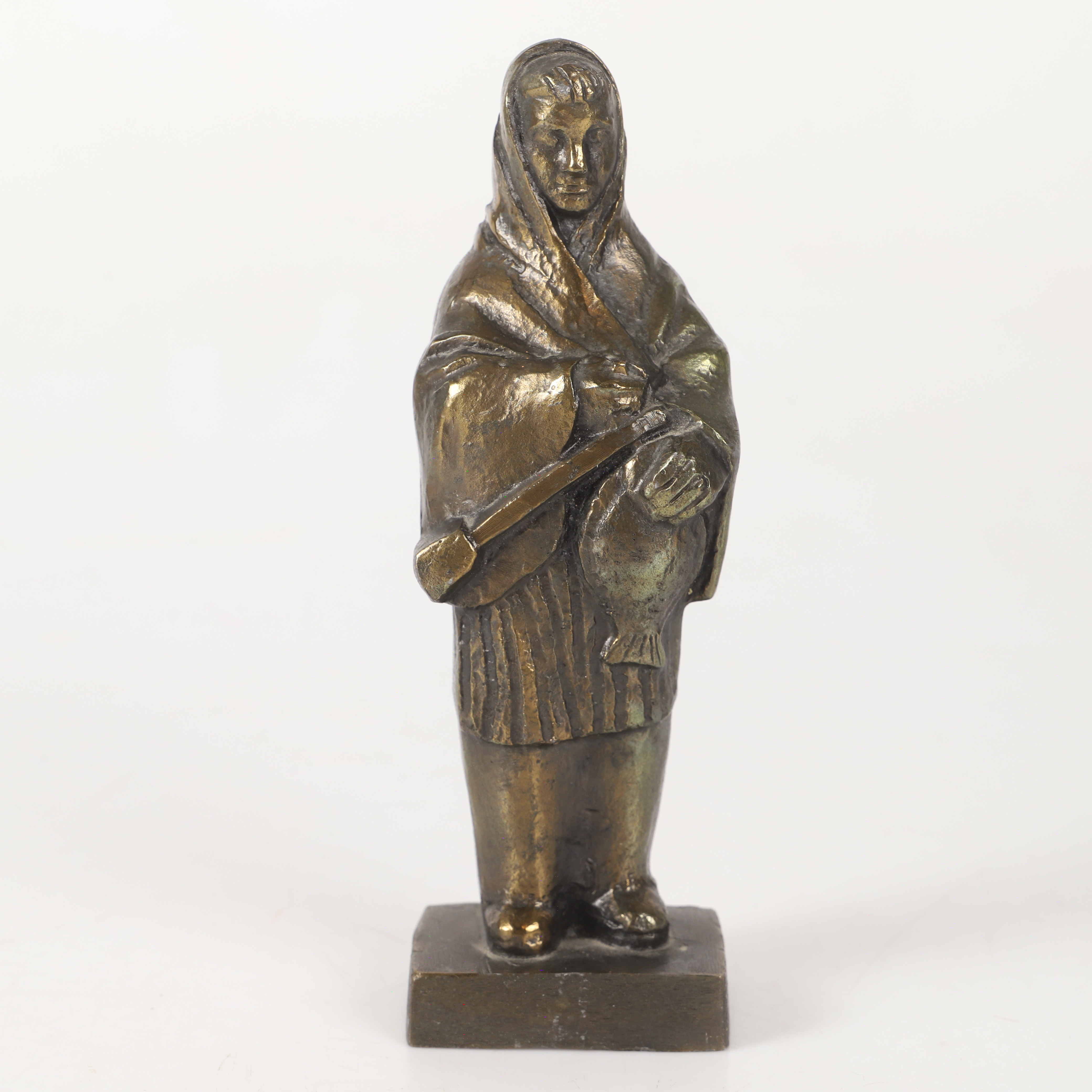 AXEL OLSSON. Skulptur, fiskarkvinna, brons, signerad.