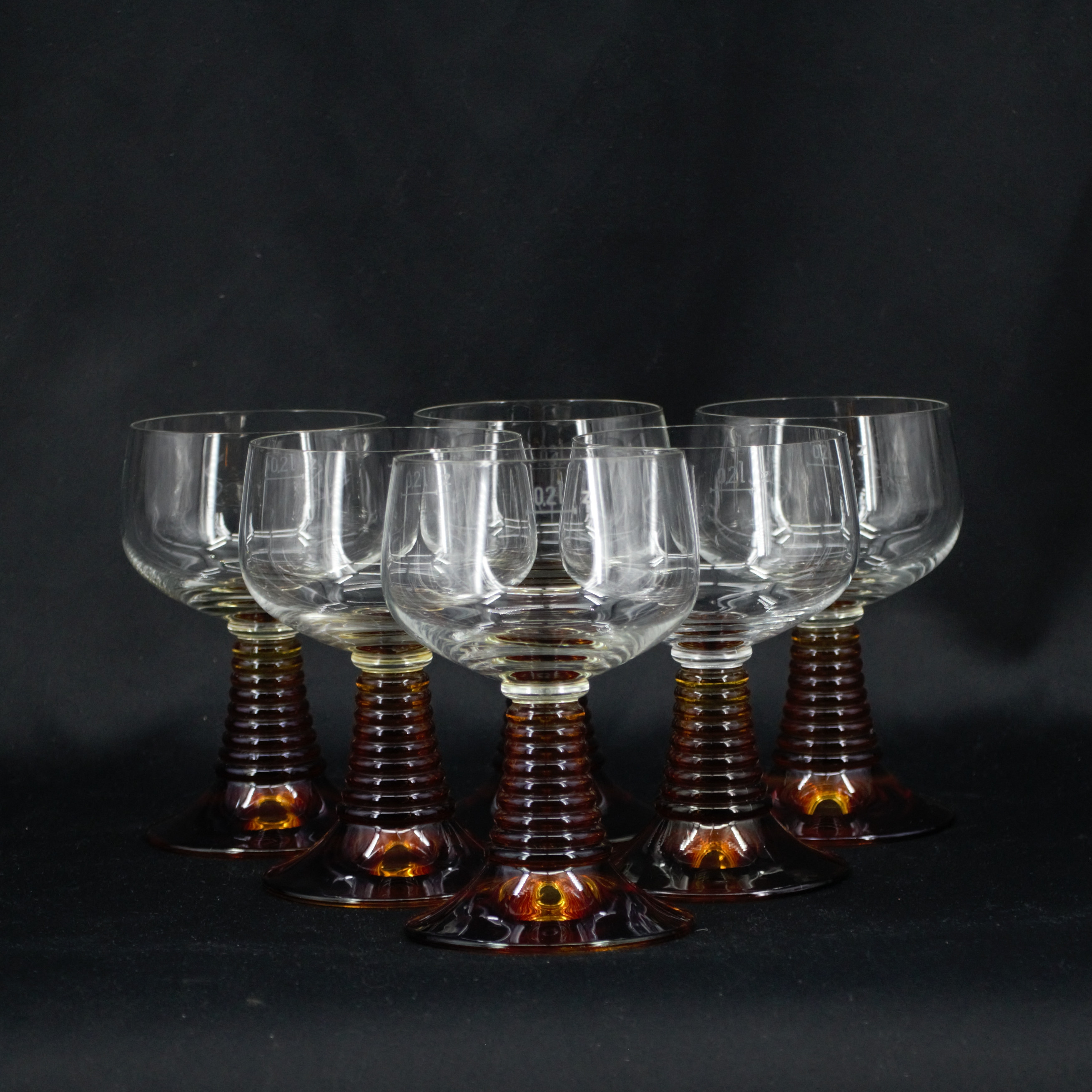 VINGLAS, 6 st, "Remmare", kupa av klarglas, bärnstensfärgad fot, 1900-tal.