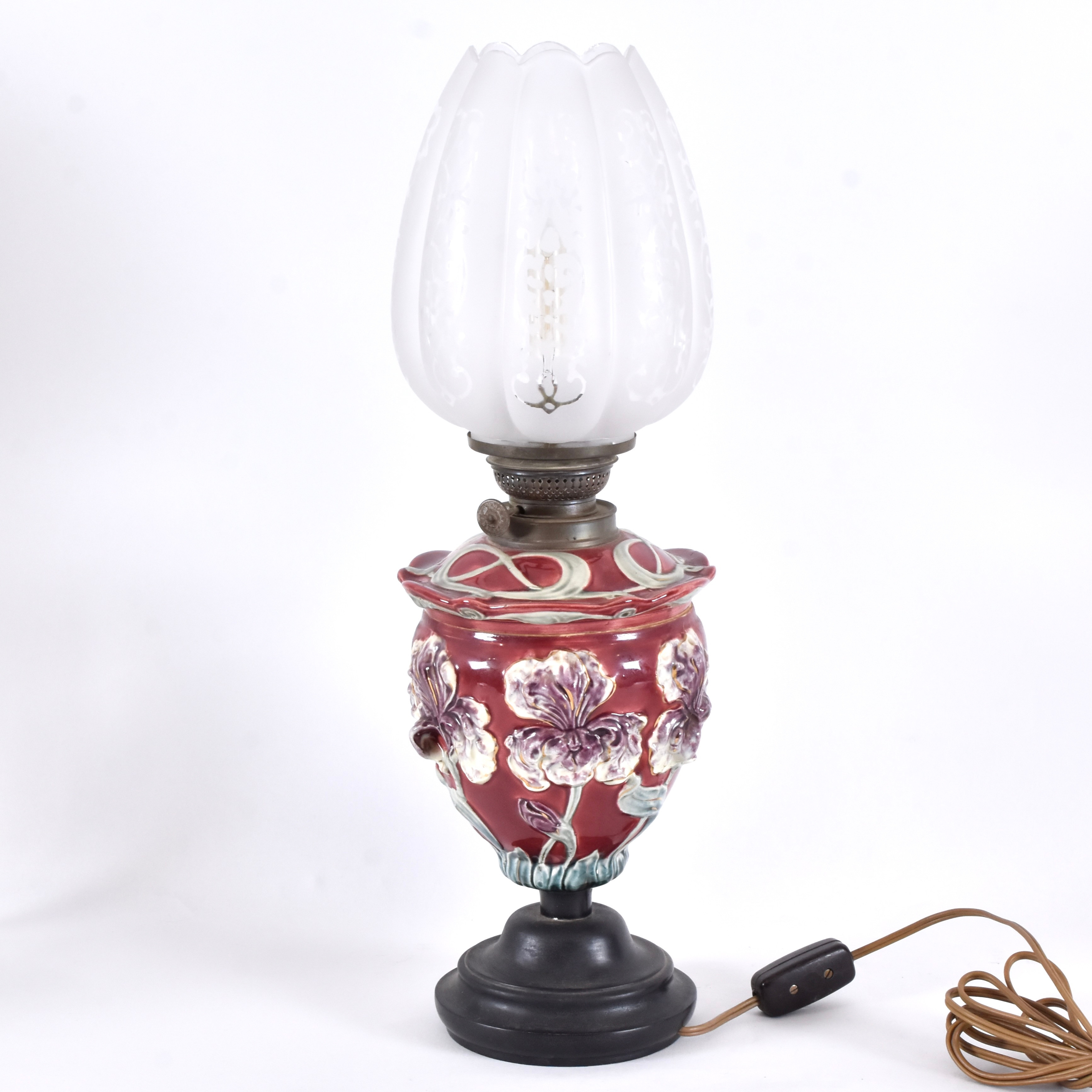 BORDSLAMPA, majolika på träfot, 1900-tal.