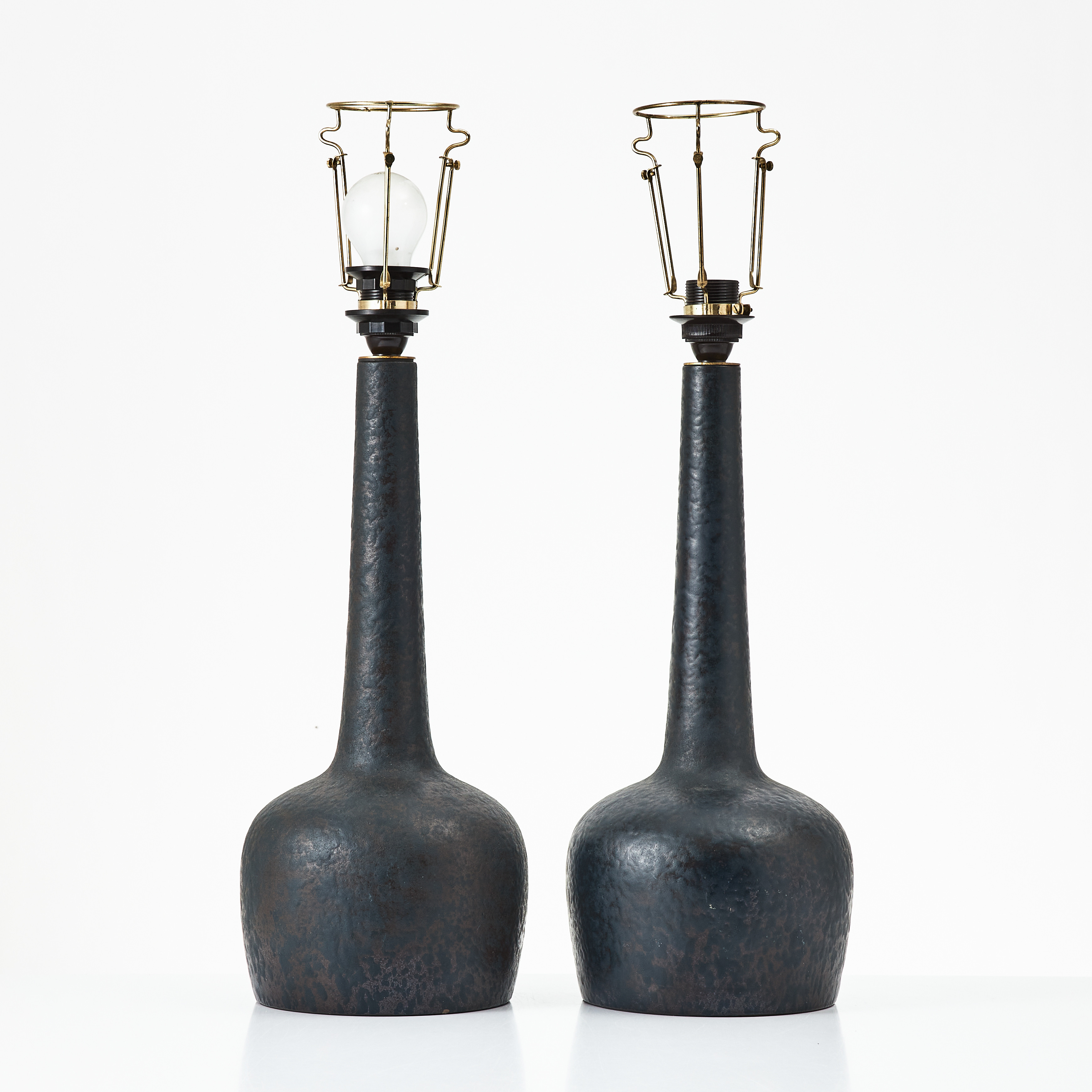 BENGT JOHAN GULLBERG (1919-2015). Bordslampor, ett par, saltglaserat stengods, invändigt med signatur BJG Sweden samt numreringen 523, 1950-tal, Uppsala-Ekeby.