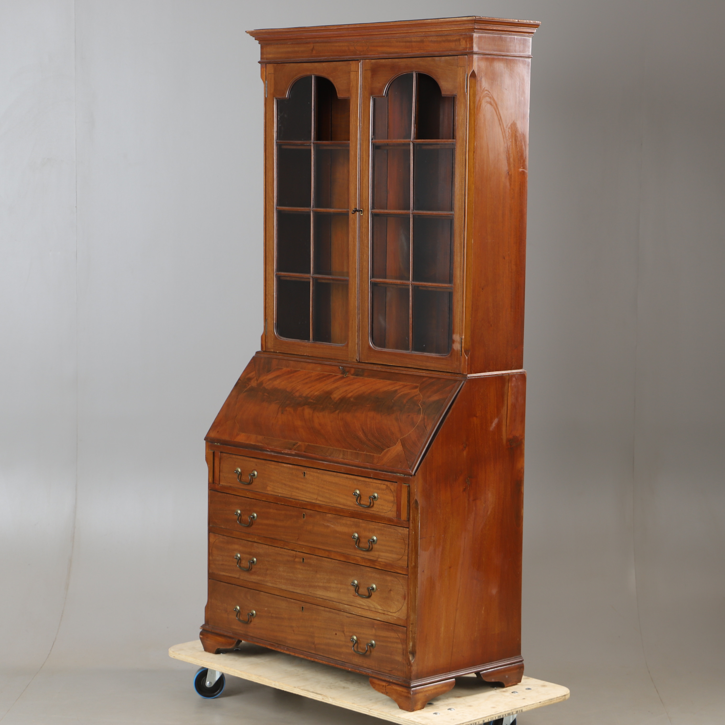 BYRÅ MED VITRINÖVERDEL, mahogny med intarsia, engelsk stil.