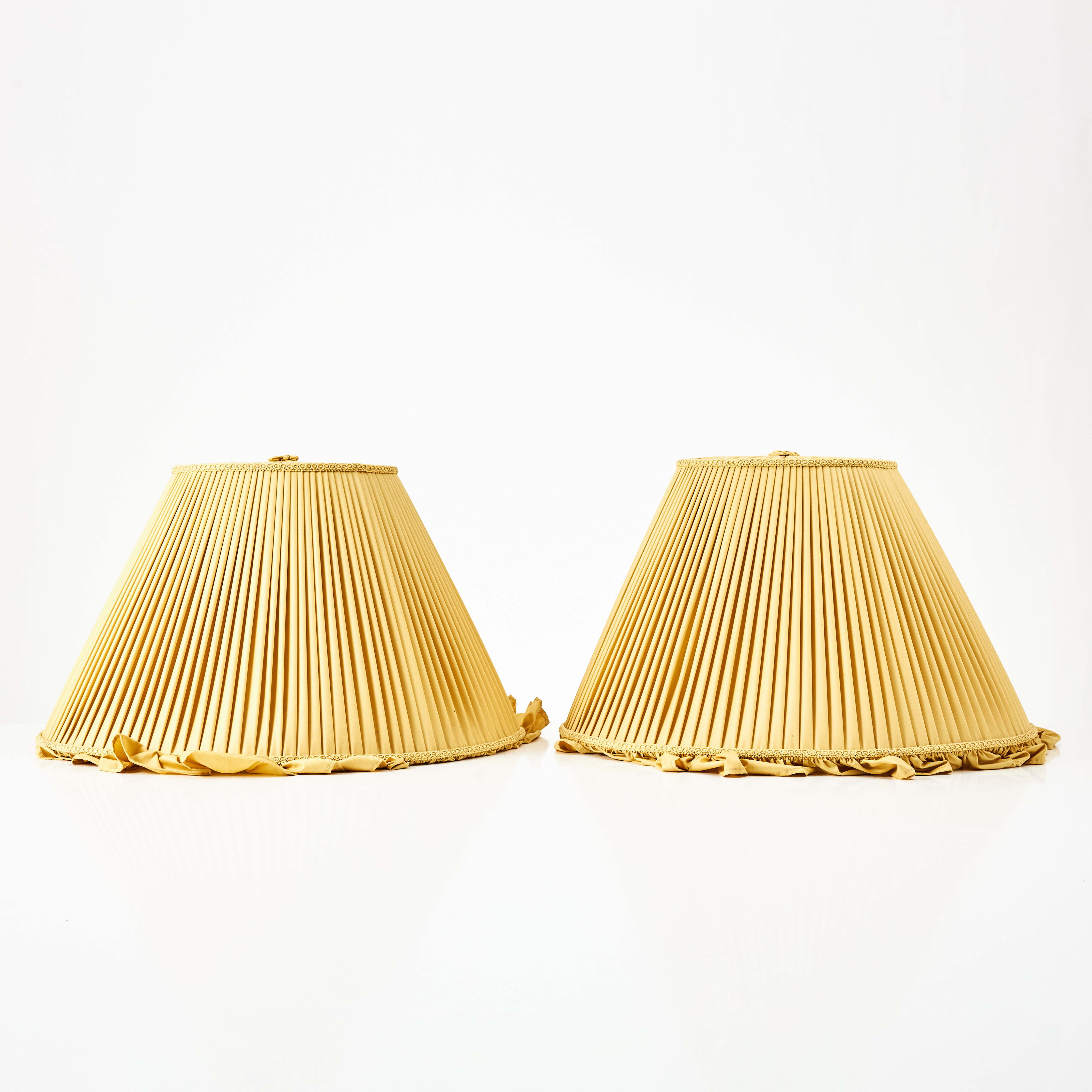 LAMPSKÄRMAR, 1 par, handsydda, 1900-talets slut, plisserade, fodrade, toppring för lyra.