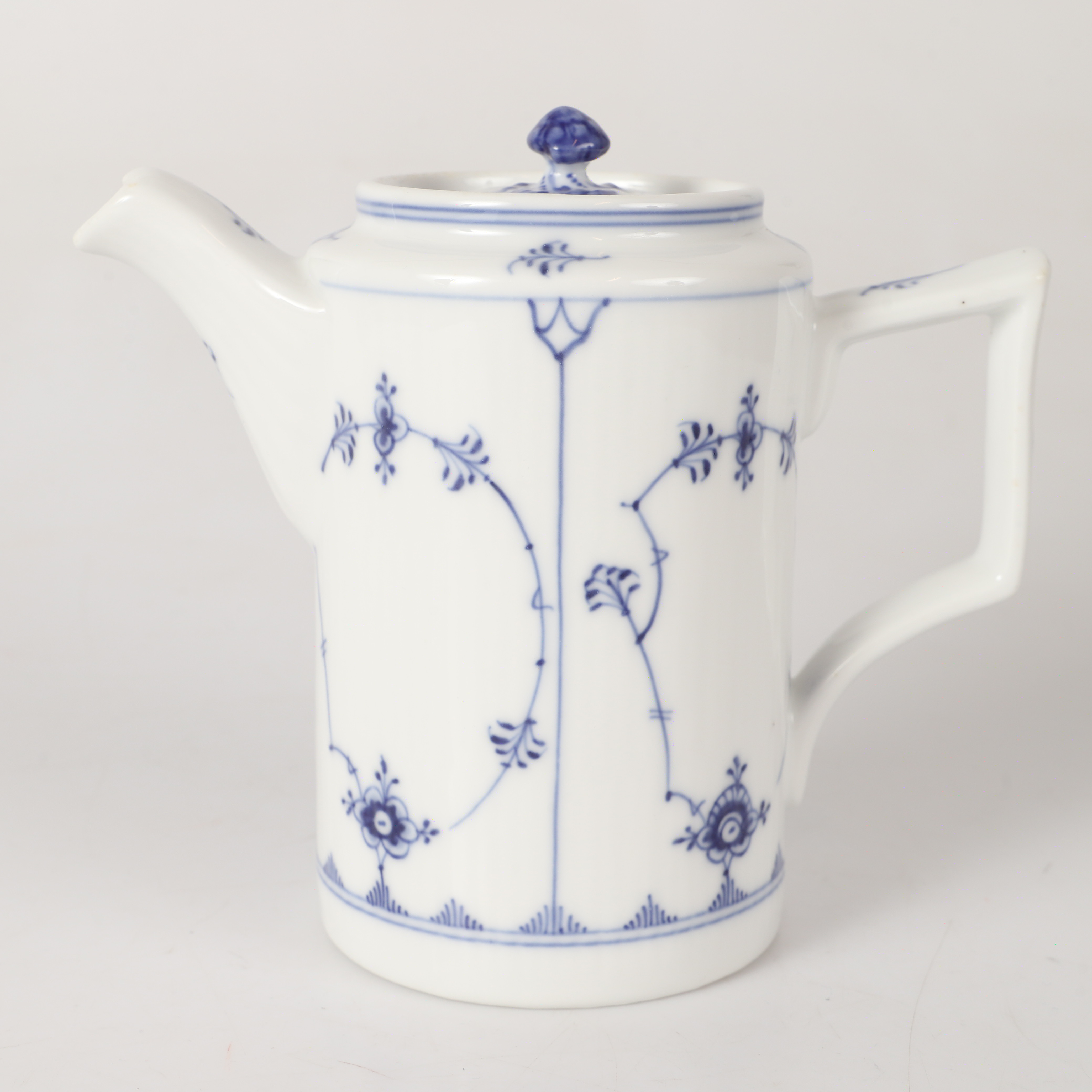 KAFFE-/CHOKLADKANNA, "Musselmalet", porslin, Royal Copenhagen, Danmark, 1900-talets första hälft.