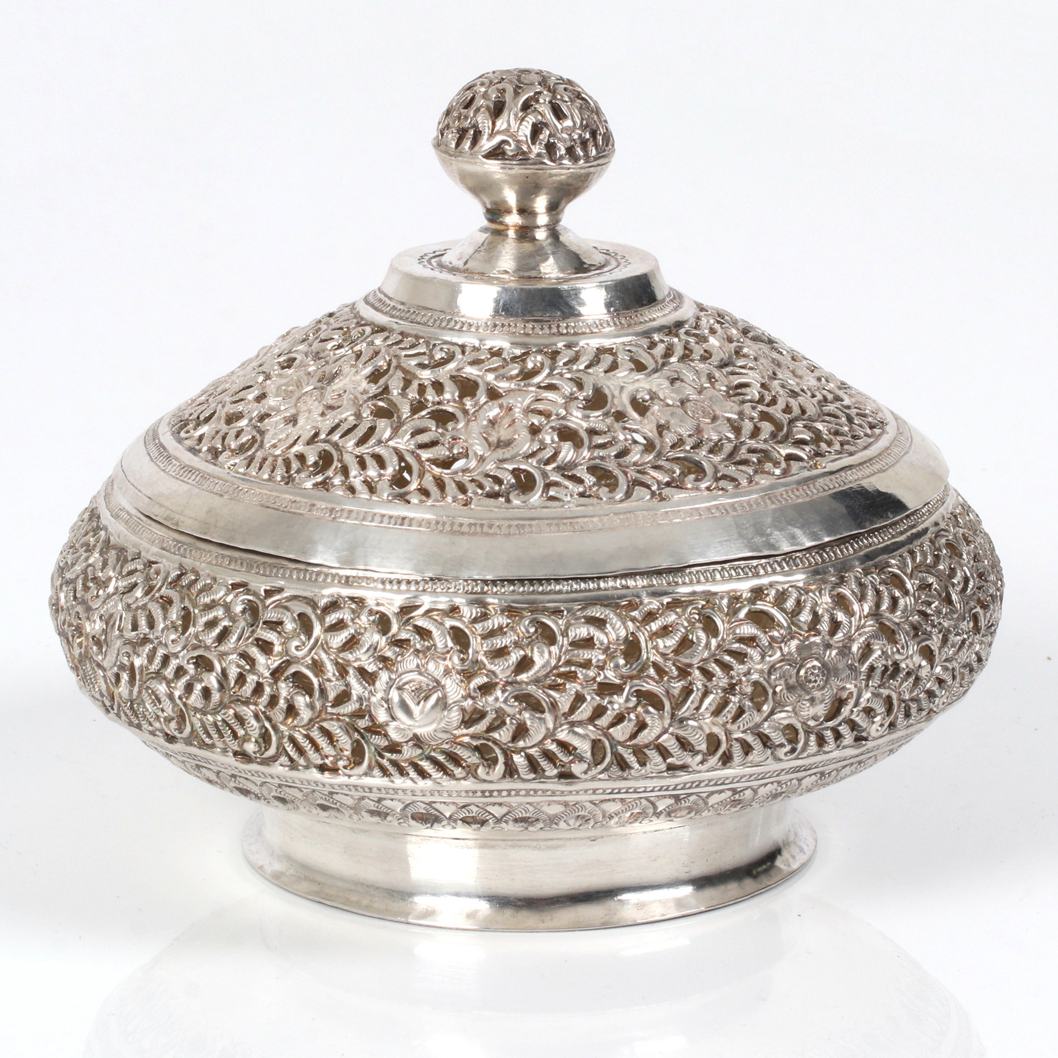 LOCKBURK, Sterling silver, genombruten blomdekoration. 19/2000-tal. Vikt 240 gram.