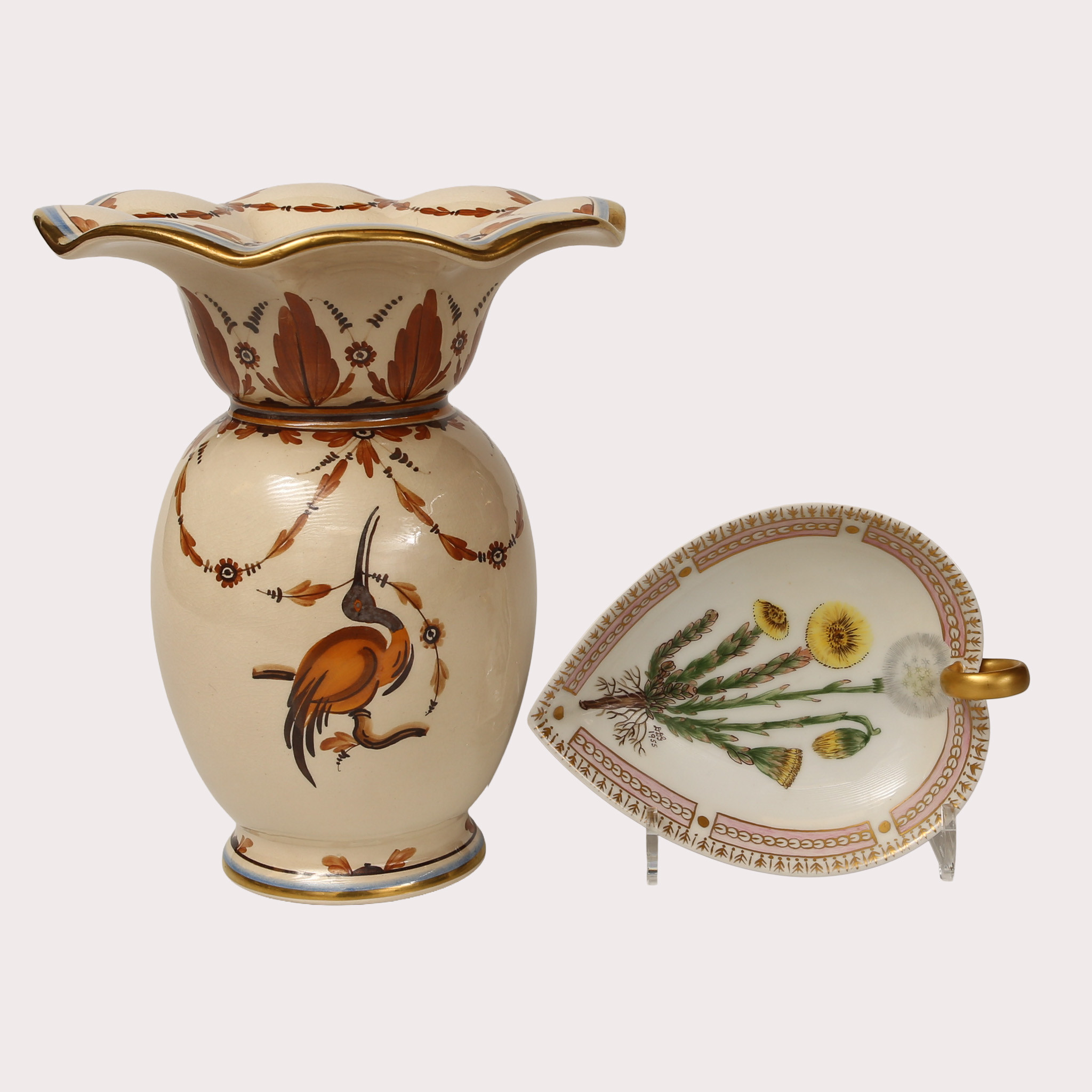 VAS MED VECKAD KANT, fajans, ibisfågel och växtslingor. HJÄRTFORMAD SKÅL MED HÄNKEL. 2 delar. Omkring 1900-talets andra fjärdedel.