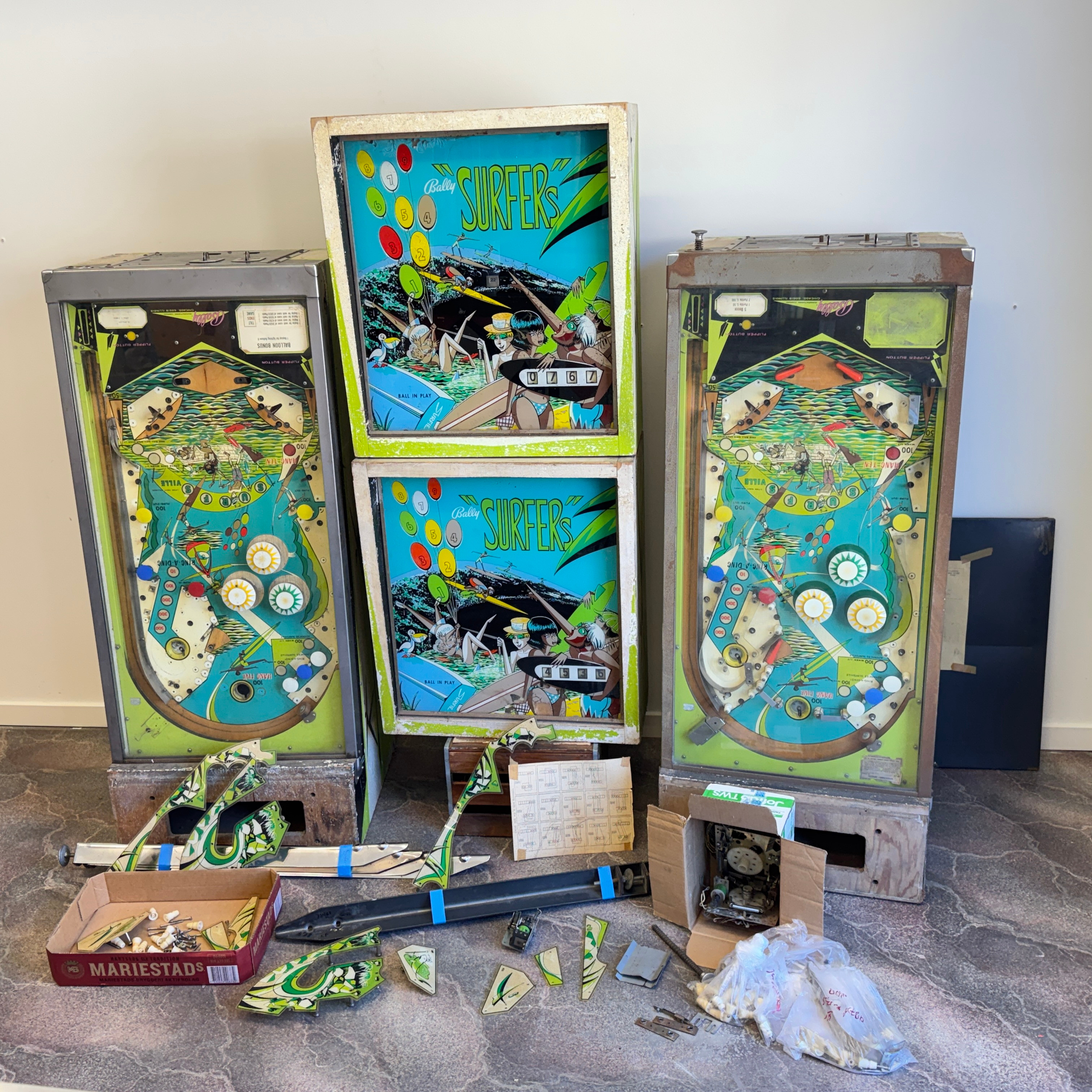 FLIPPERSPEL, BALLY SURFERS, två st, 1967, USA.