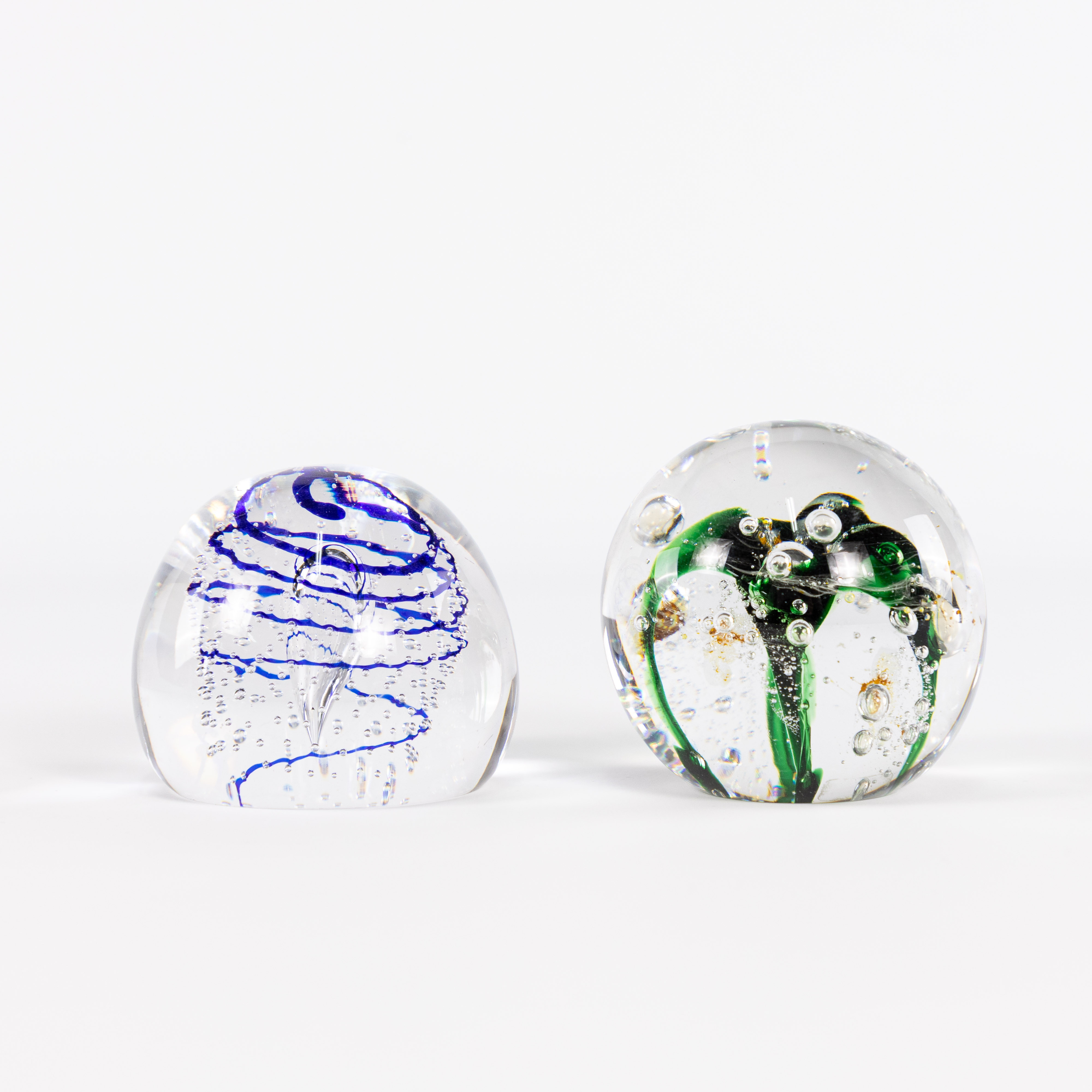 PAPPERSVIKTER, 2 stycken, Elis Bergh, Hanne Dreutler, högsta 8 cm.