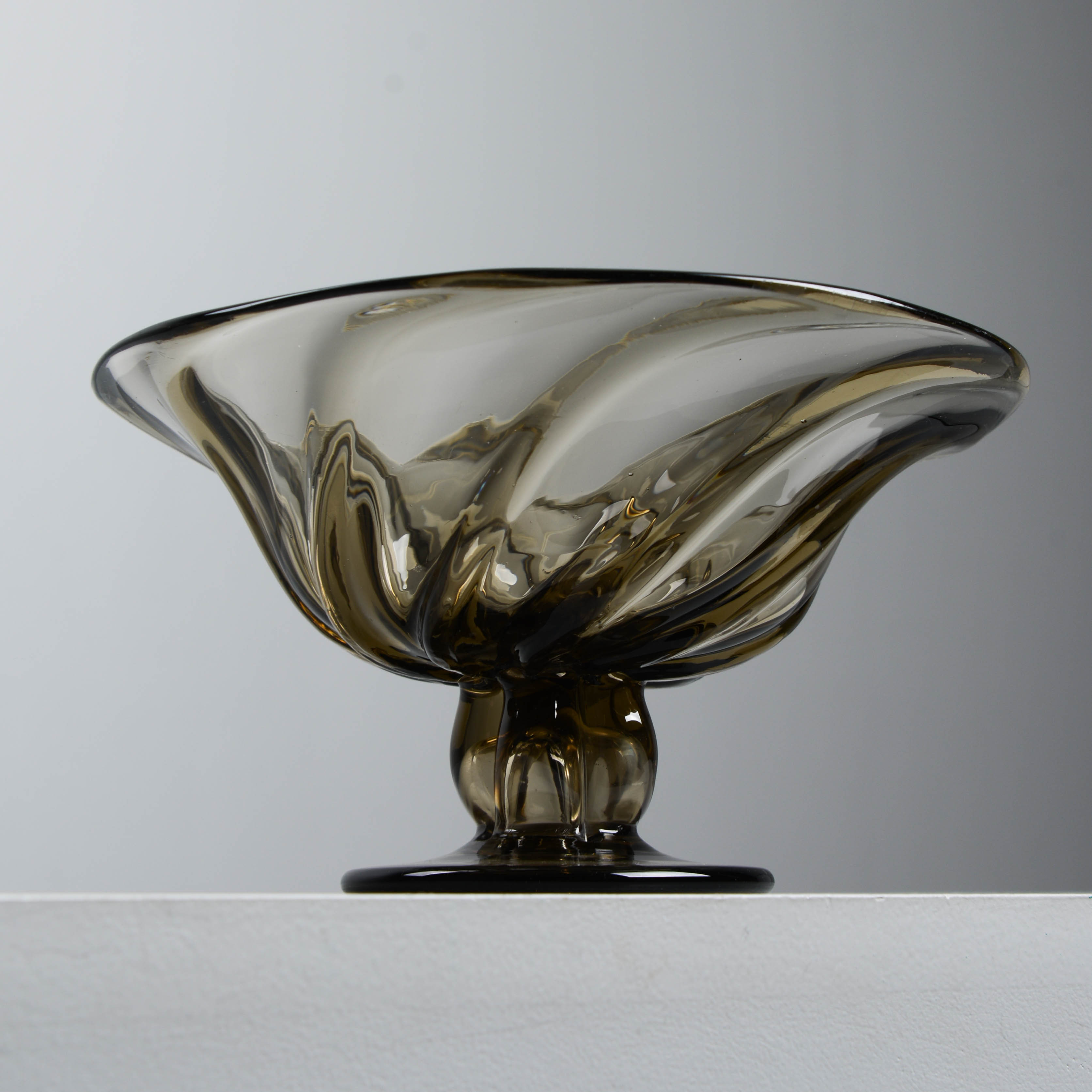 SIMON GATE. Skål på fot, Sandviksglas, 1900-talets första del.