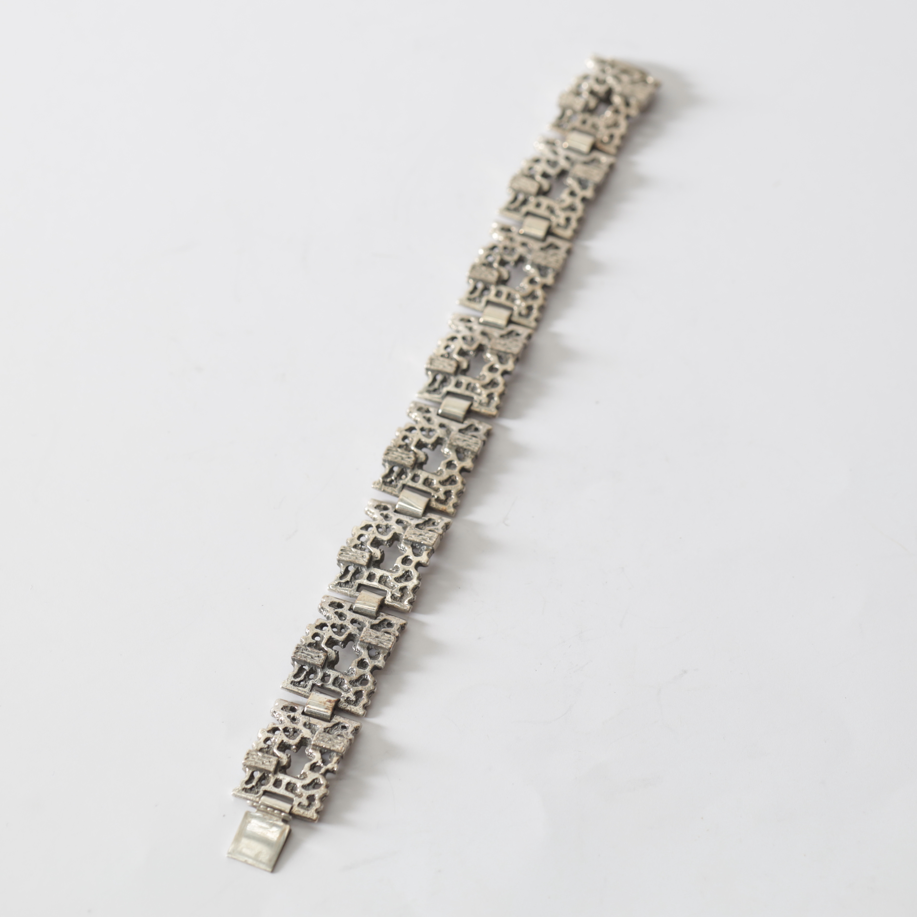 ARMBAND, silver, 1900-tal. Totalvikt 30 gram.