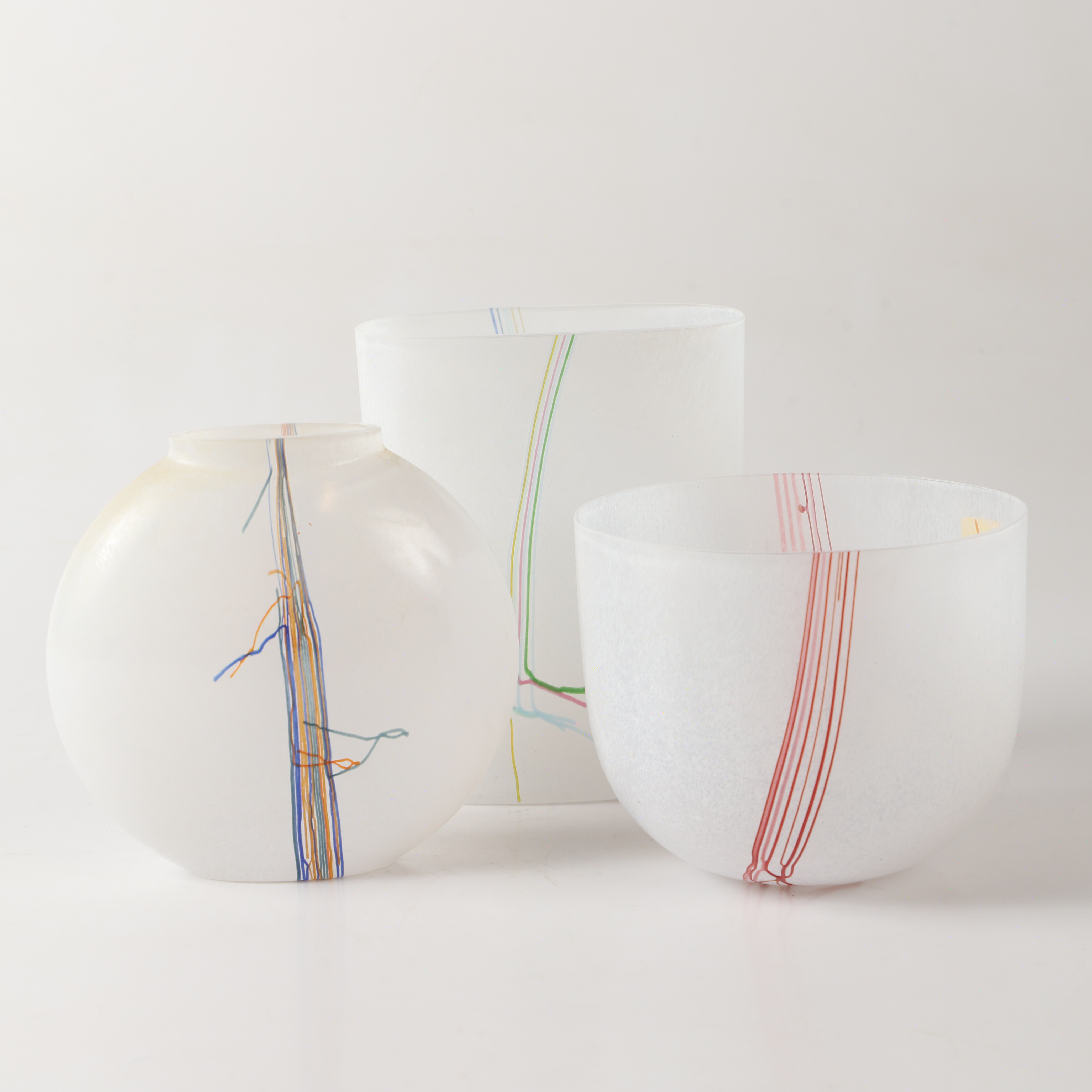 BERTIL VALLIEN. Vaser samt skål, 3 delar, "Rainbow", glas, Kosta Boda.