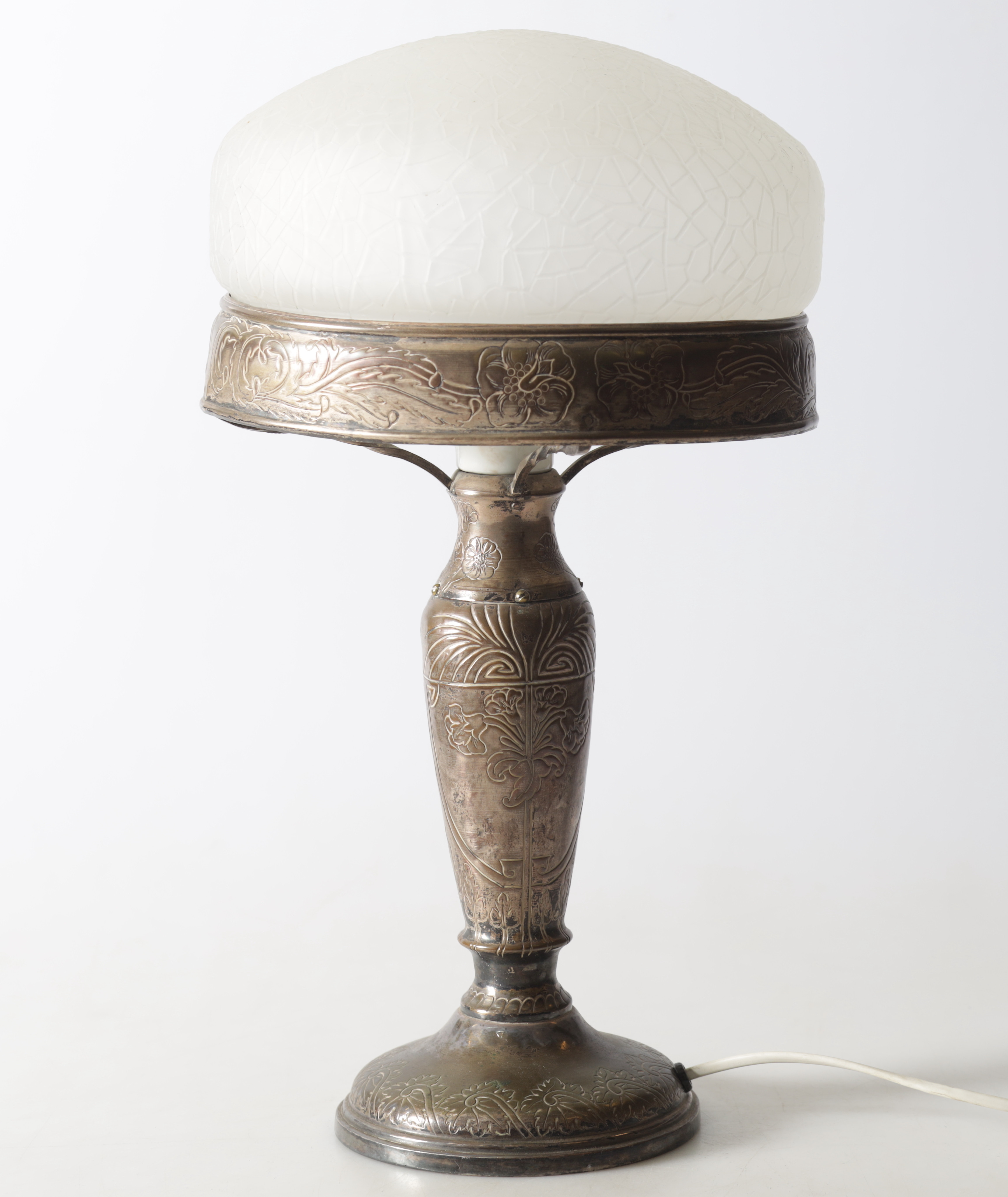 BORDSLAMPA. försilvrad koppar, blomdekor, 1900-talets början.