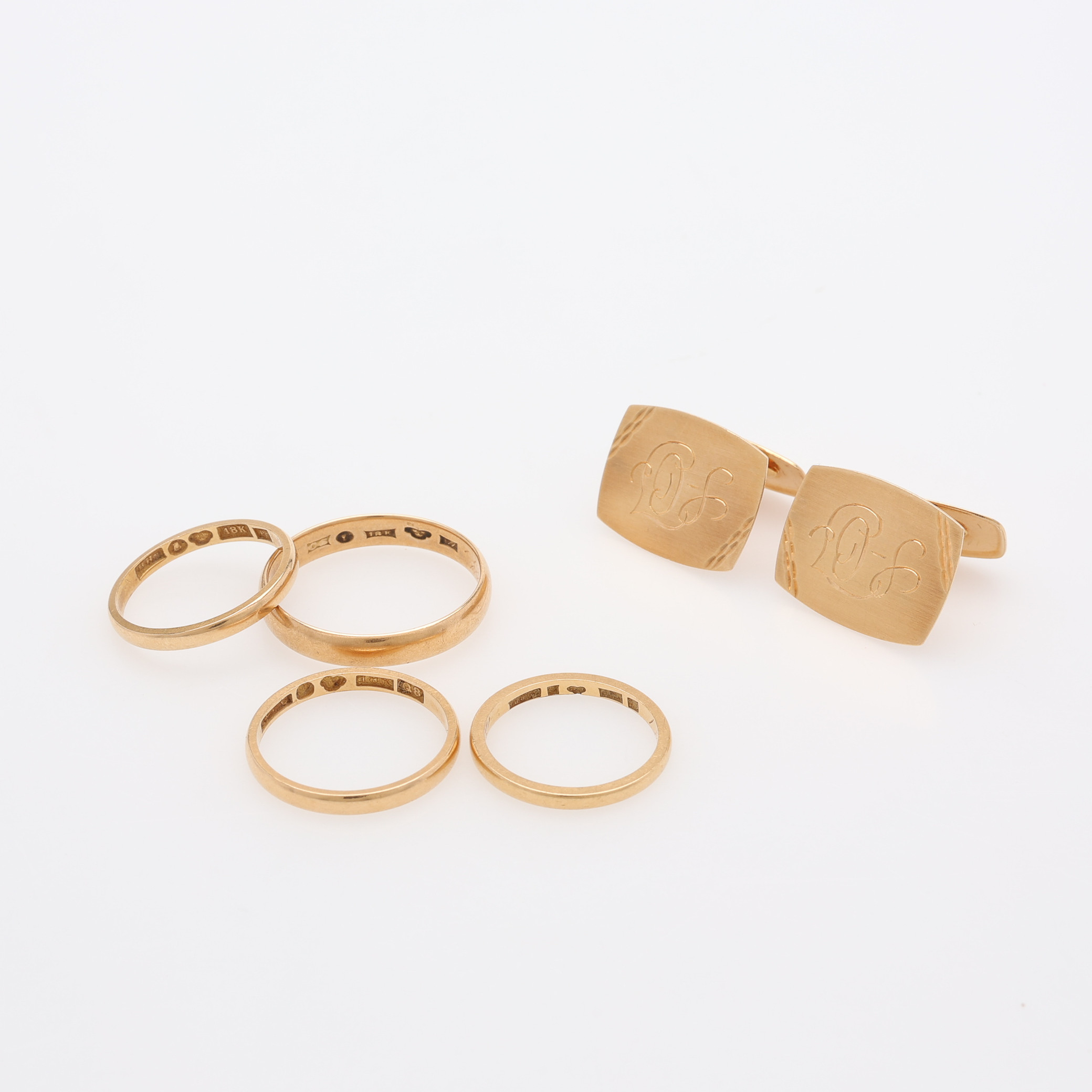SLÄTA RINGAR, 4 ST SAMT ETT PAR MANSCHETTKNAPPAR, 18 K GULD, totalt 18,6 g.
