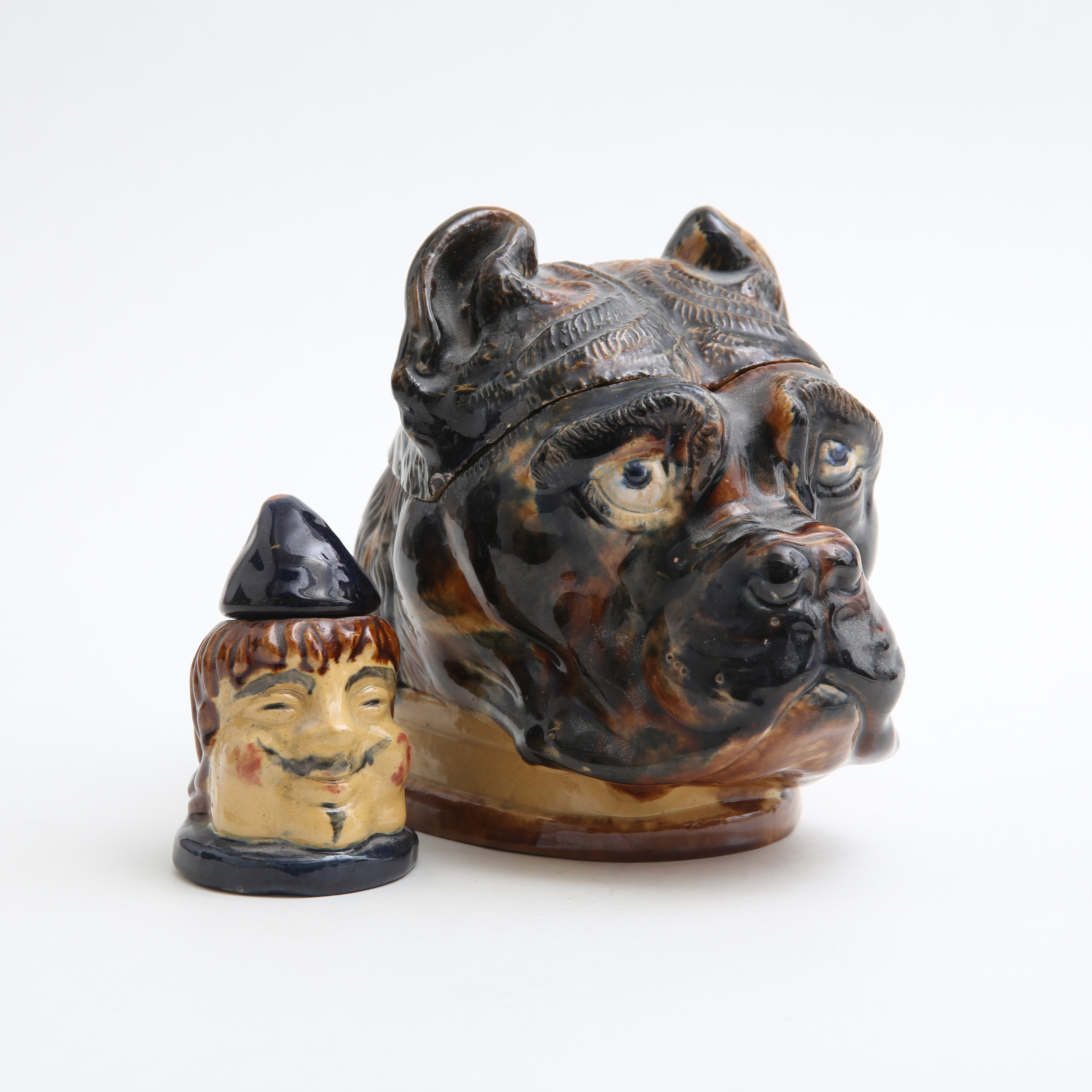 KARL HOLST. Tobaksburk i form av boxerhuvud, glaserat lergods, Höganäs, signerad KH, verksam 1891-1921.