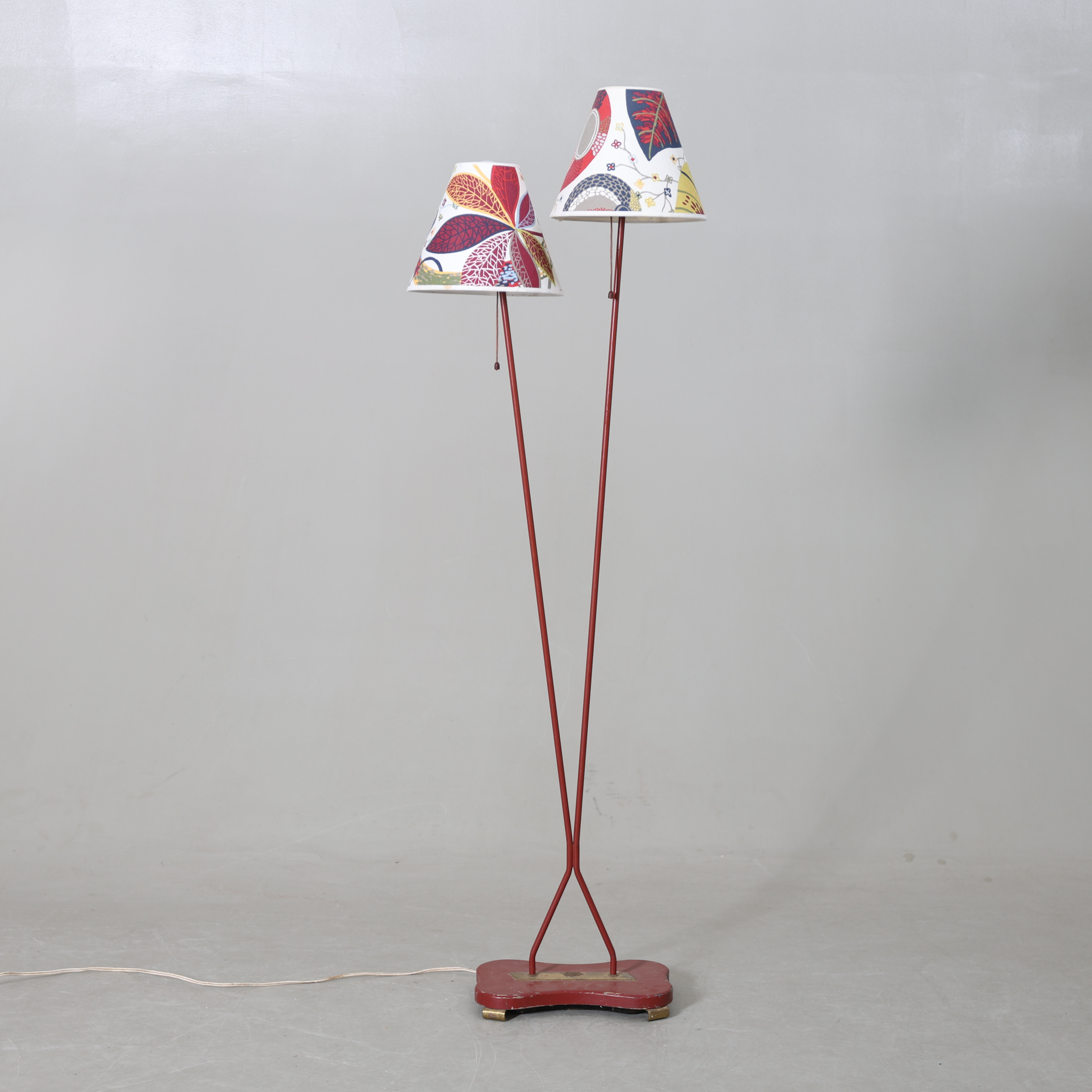 GOLVLAMPA. Mässings detaljer, s-märkt, "Frank Rost" Lampskärmar. 1900-tal.