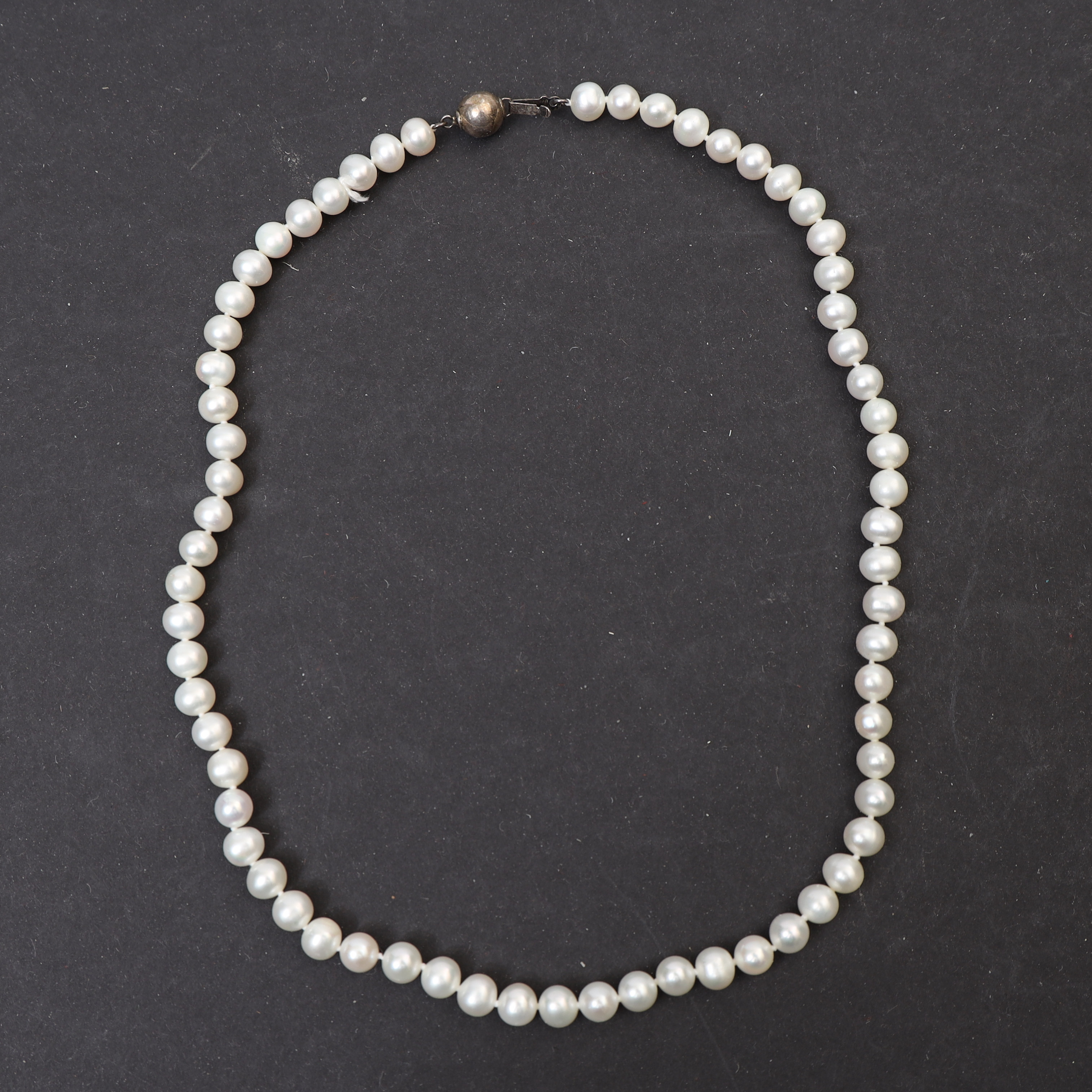 PÄRLHALSBAND med imiterade pärlor och lås i silver.