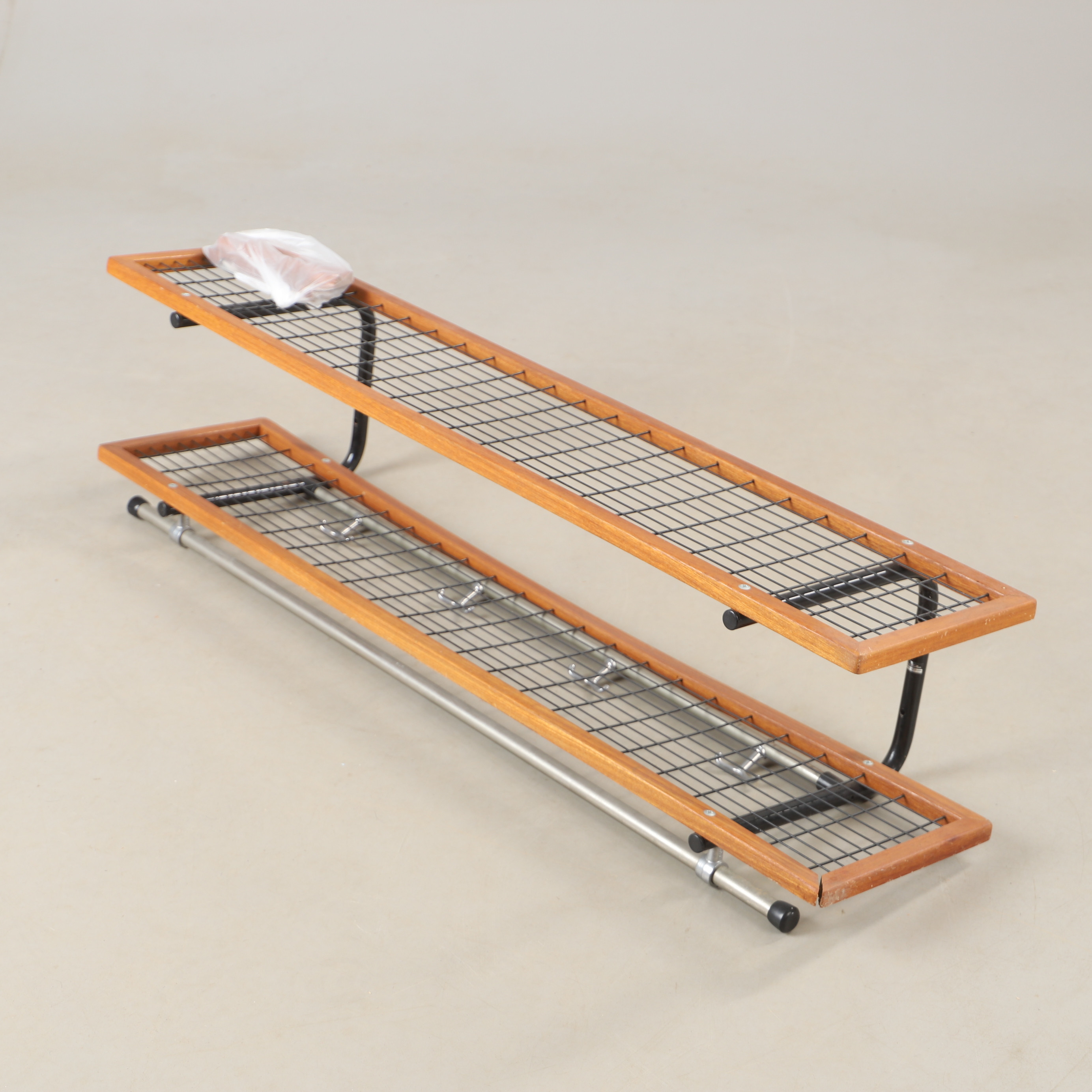 VÄGGHYLLA, "Ramos hyllan", teak och metall, Ramos och Co. Kalmar, 1900-talets andra hälft.