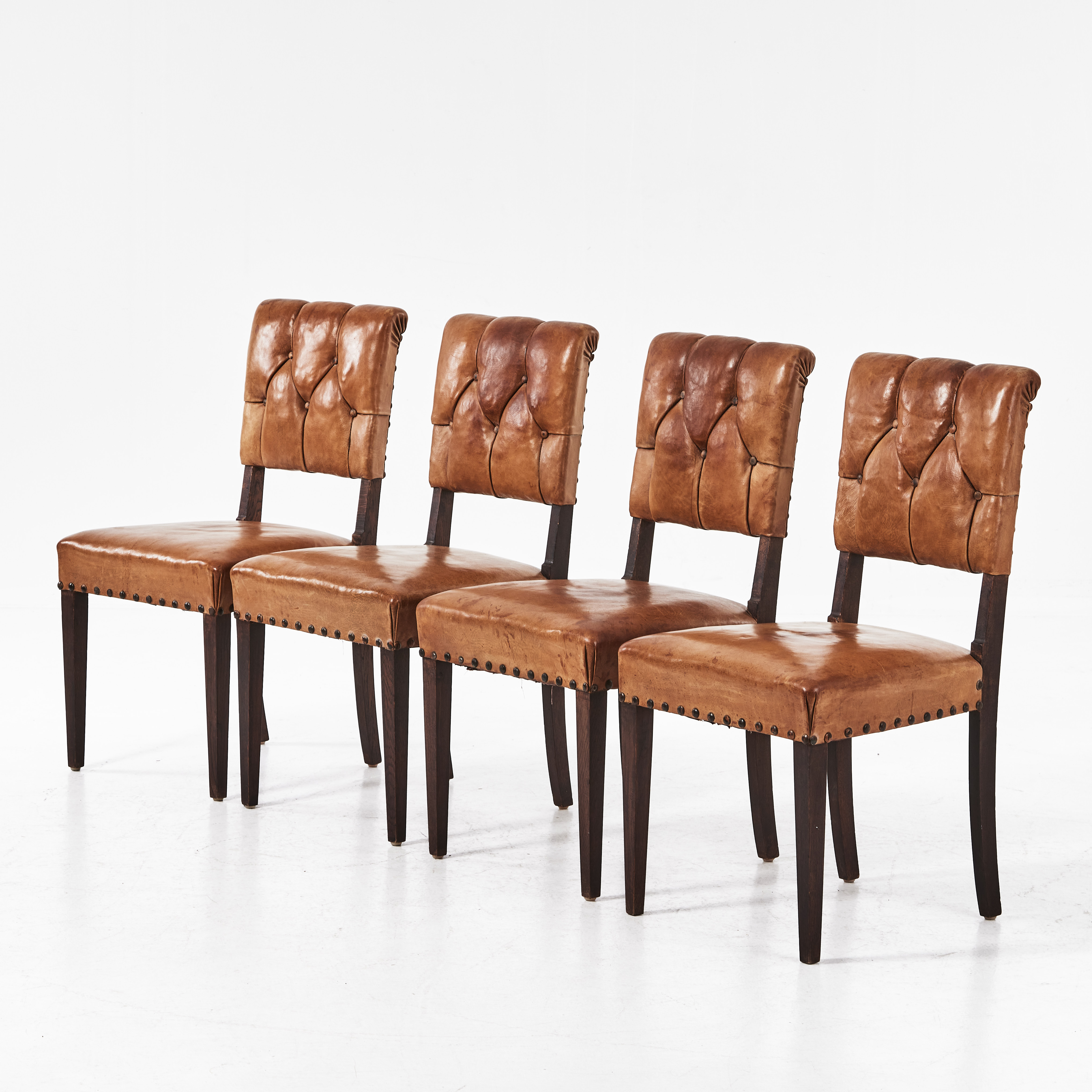 STOLAR, 4 st., 1930/30-tal, stomme i mörkbetsad ek, klädd i skinn.